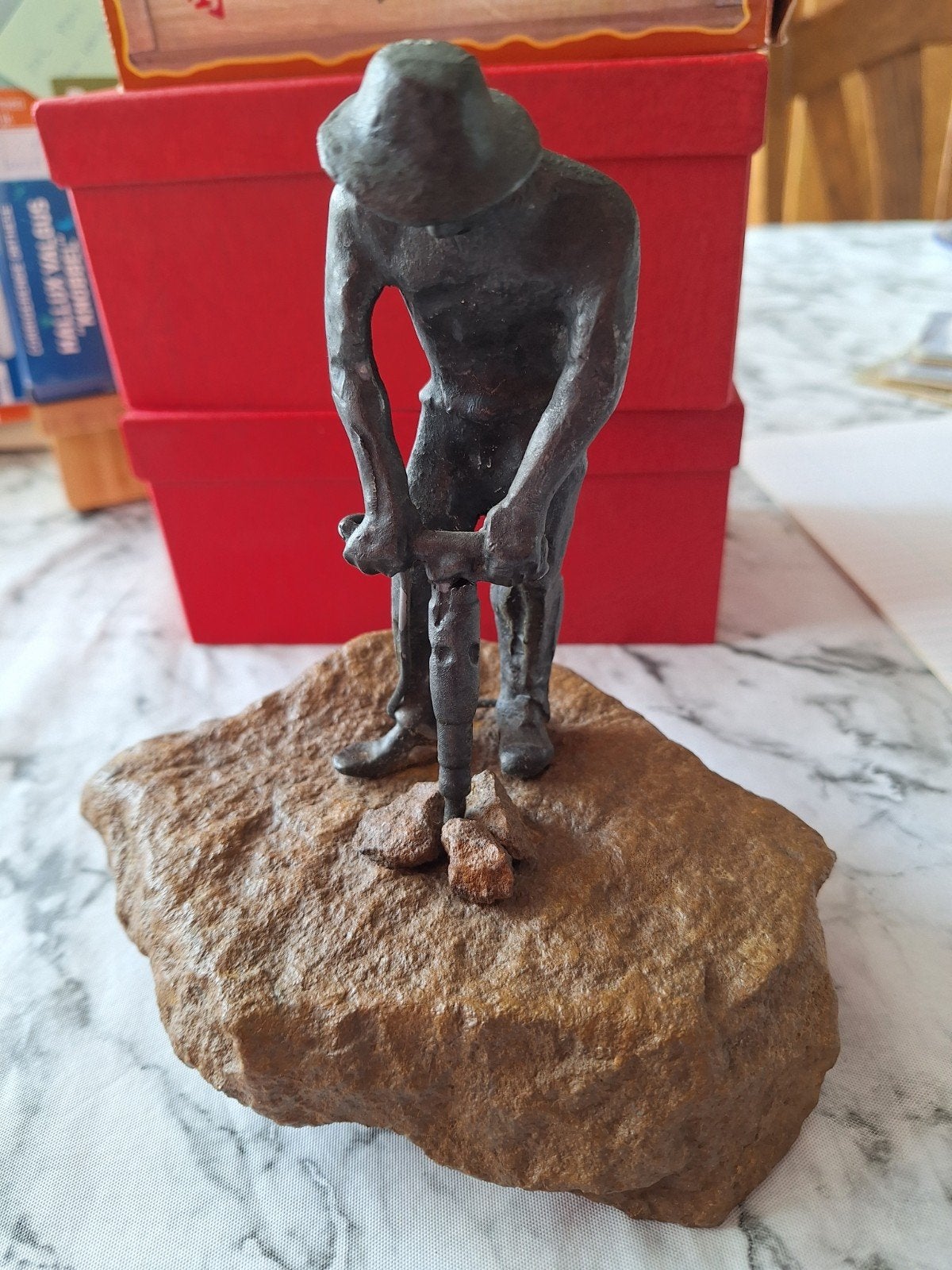 Bronzen beeldje van man met drilboor op steen, Ophalen, Minder dan 20 cm, Man, Handgemaakt