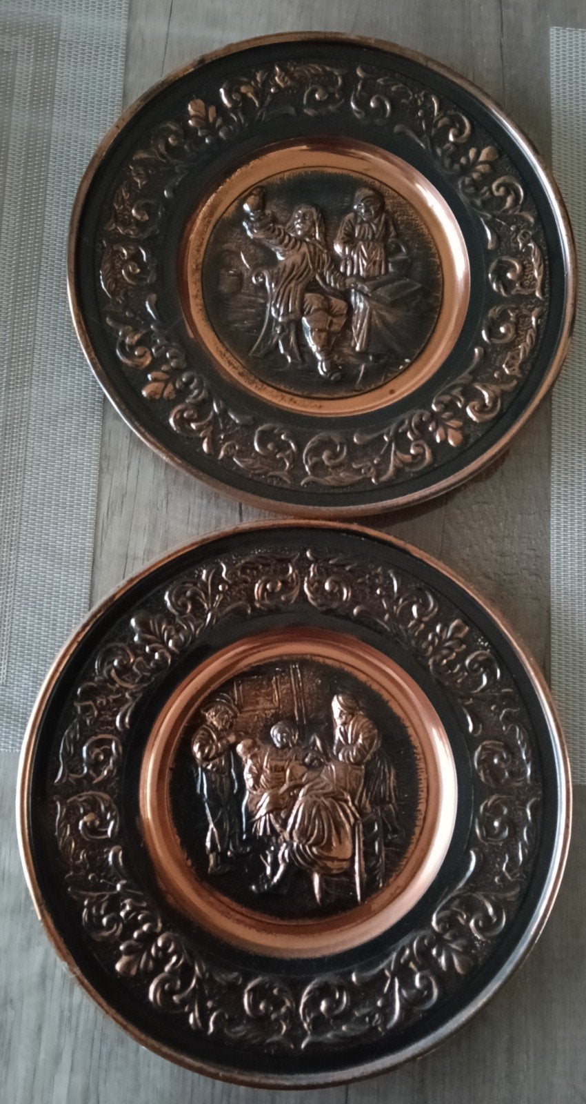 Set van 2 koperen wandborden met reliëf, Antiek en Kunst, Antiek | Koper en Brons, Ophalen of Verzenden