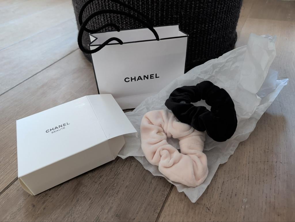 Chanel Haar Elastiekjes - Set van 2 (Roze & Zwart), Sieraden, Tassen en Uiterlijk, Ophalen of Verzenden, Nieuw, Overige typen