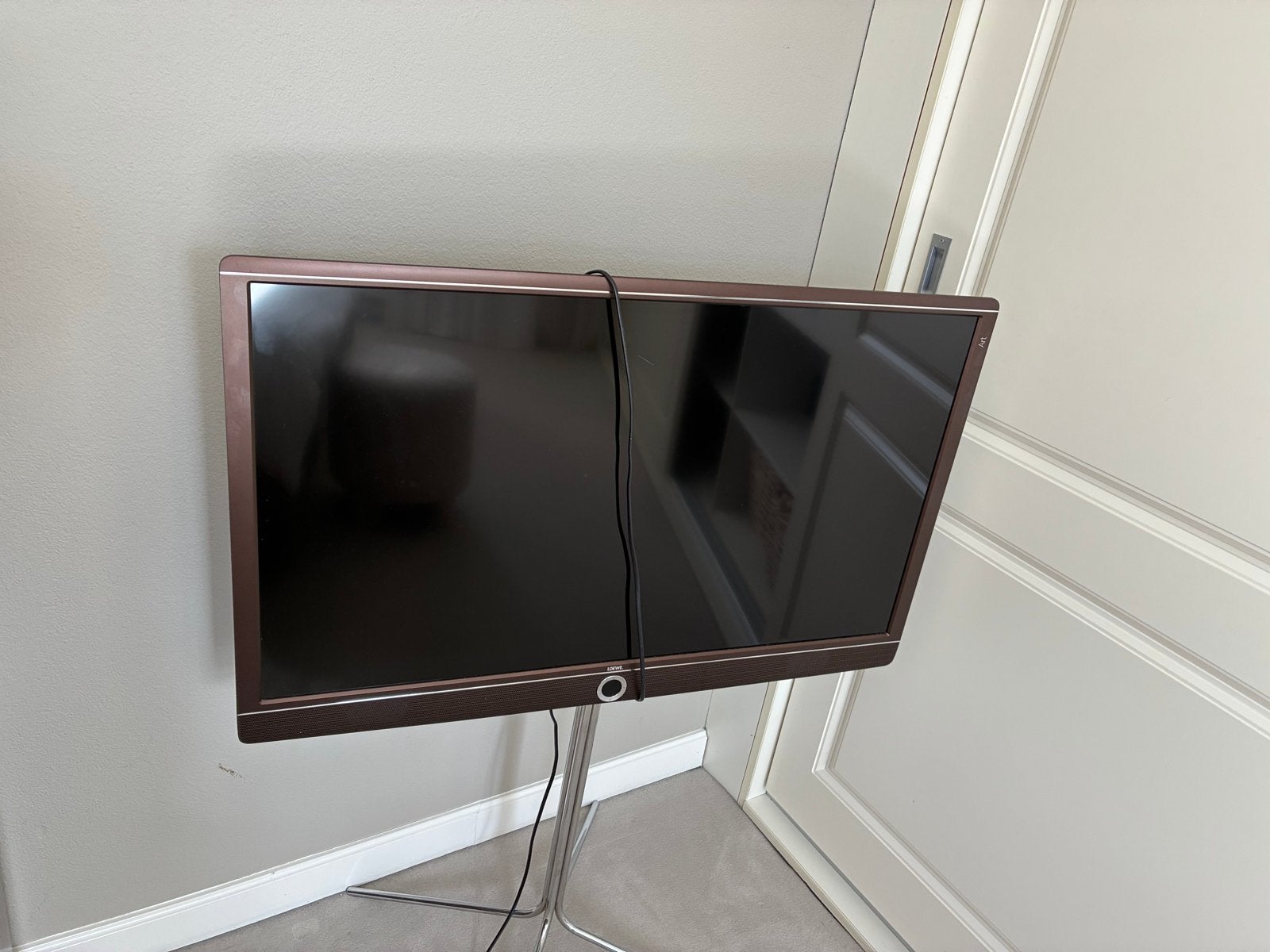 Loewe TV met standaard en afstandsbediening, Ophalen, Zo goed als nieuw, 60 tot 80 cm, Overige merken