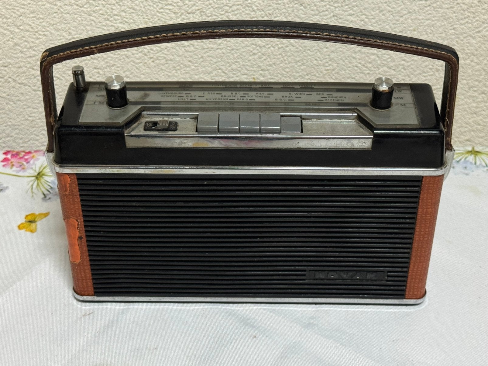 Oude transistor radio novak  met iets werk pr incl vzk, Ophalen of Verzenden, Gebruikt