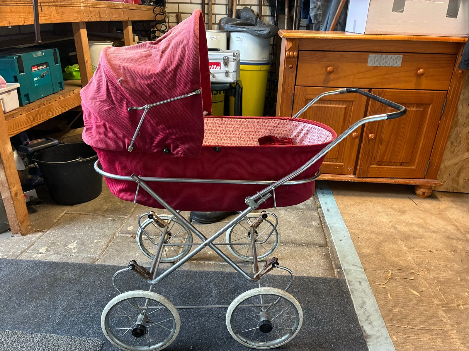 Vintage Poppenwagen - Rood met Chroom Onderstel, Ophalen, Gebruikt, Babypop