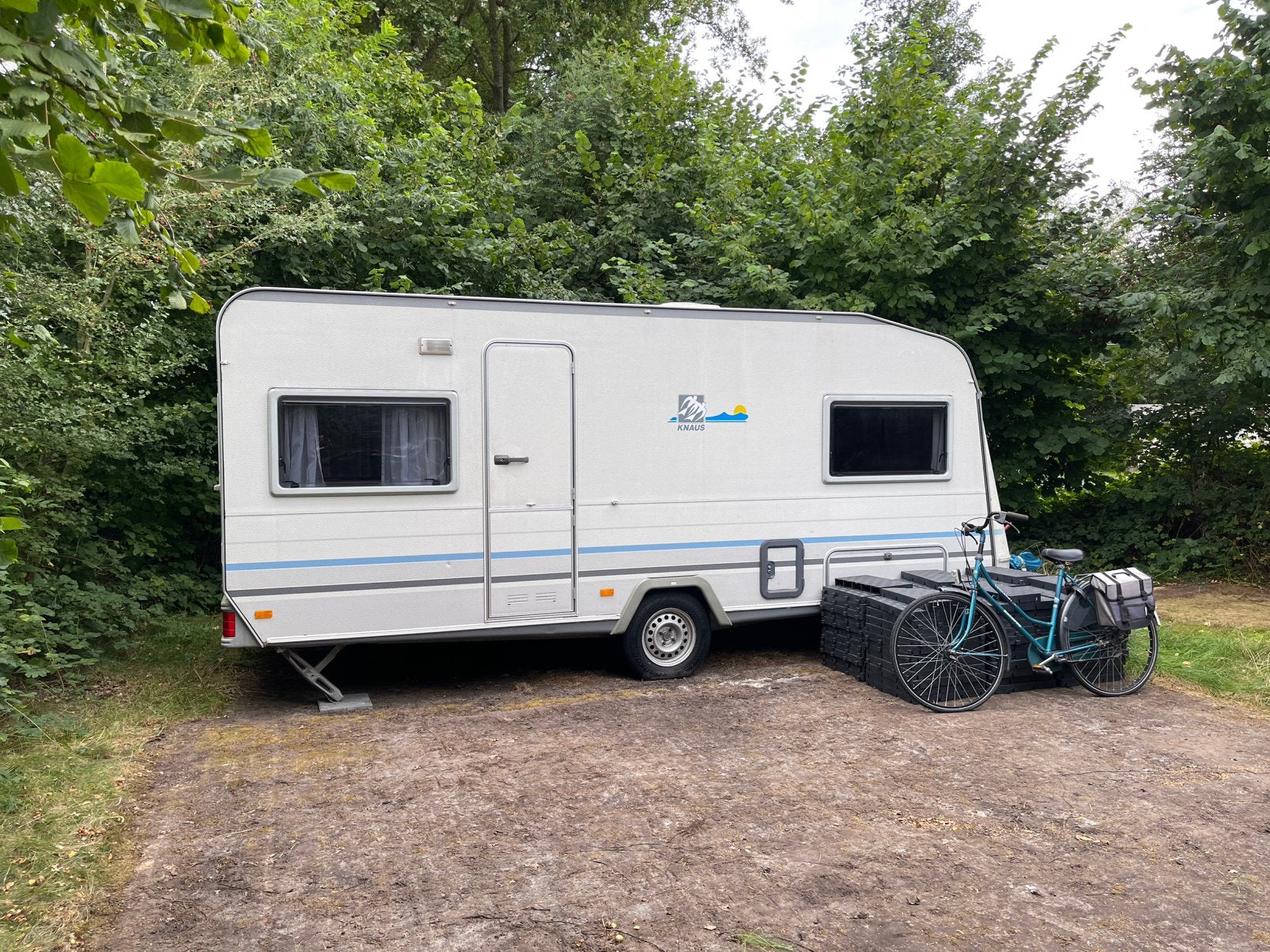 Knaus Sudwind 500 (1995) met voortent, luifel en vloertegels, Rondzit, Kachel, Particulier, Dwarsbed