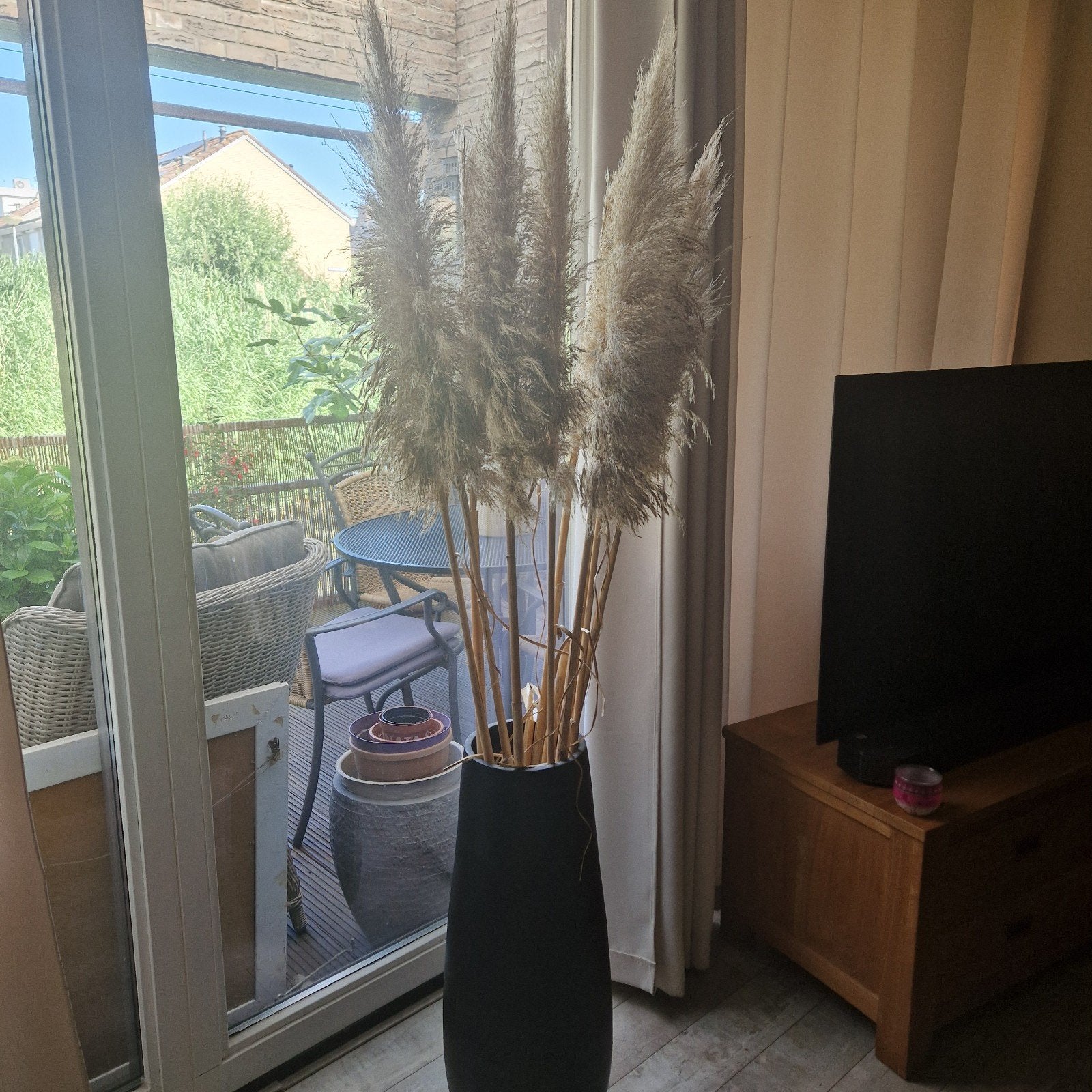 Zware zwarte vaas met pluimen - 1.71 cm hoog, Ophalen, Zo goed als nieuw, Inclusief droogbloemen, Zwart