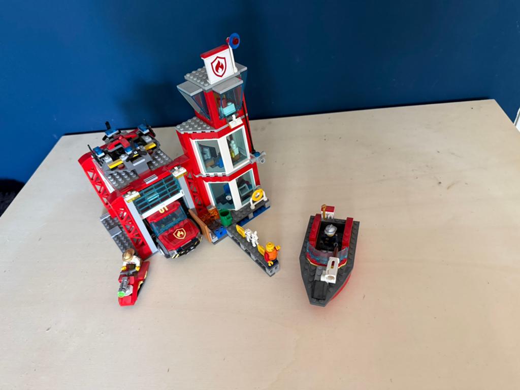 LEGO City Brandweerkazerne 60215 met boot en instructies, Ophalen, City, Lego, Zo goed als nieuw