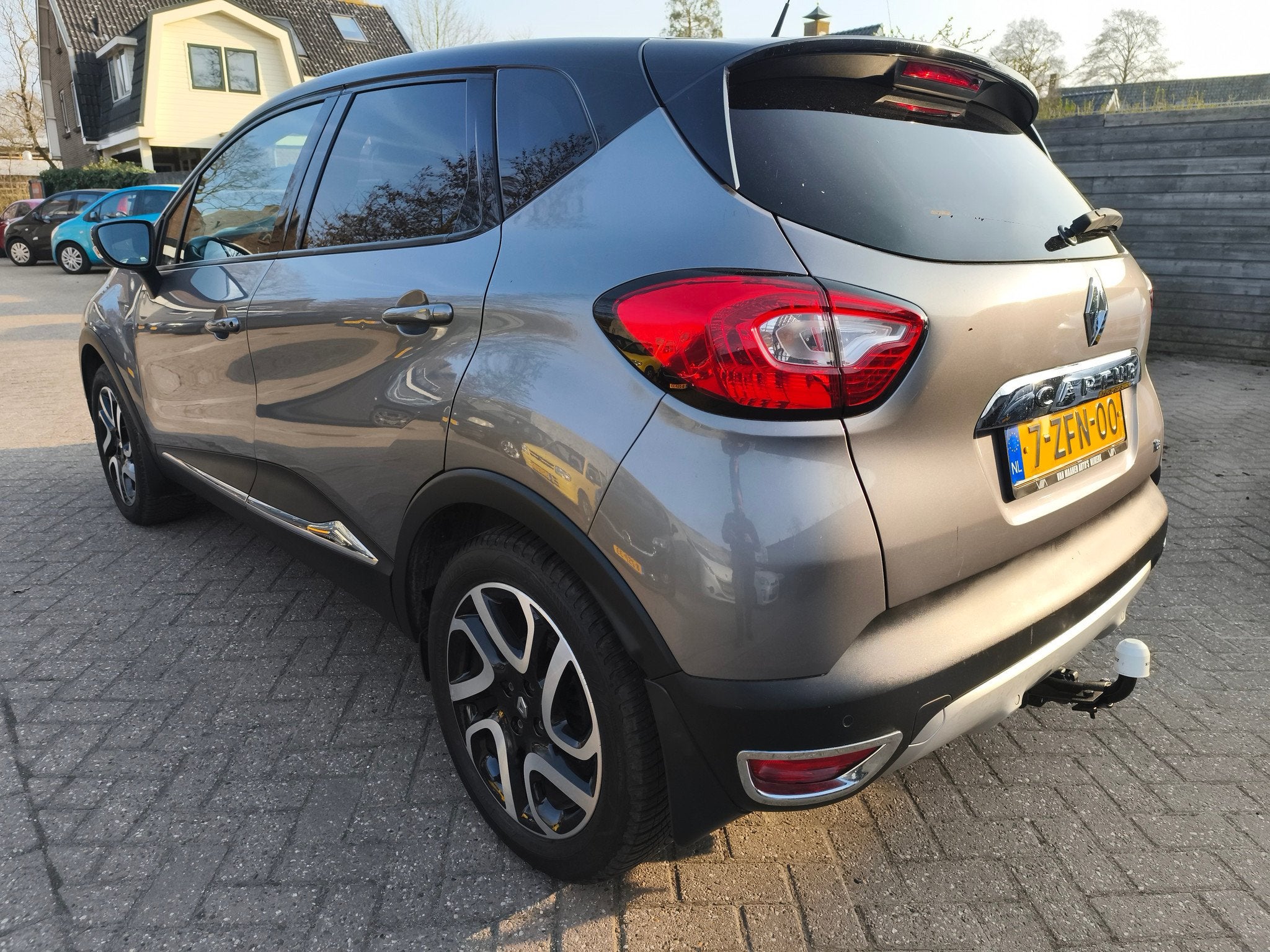 Renault Captur 0.9 TCe 90 Helly Hansen, trekhaak (bj 2015), Auto's, Renault, Gebruikt, 49 €/maand, Origineel Nederlands, Handgeschakeld