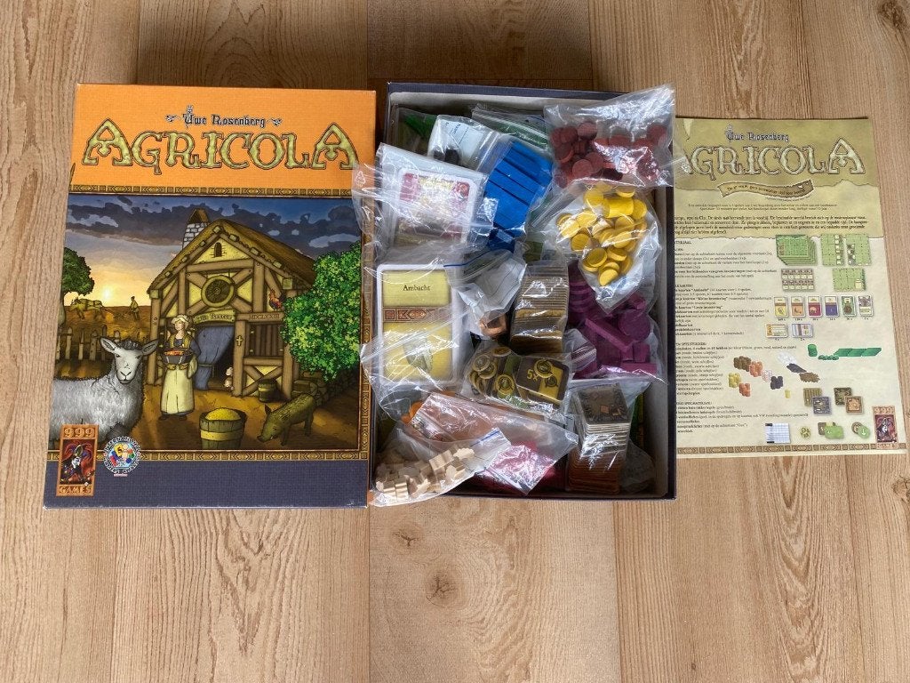 Agricola 1e uitgave familie editie en expert editie in 1doos, Vijf spelers of meer, Ophalen of Verzenden, Zo goed als nieuw, 999 Games b.v.