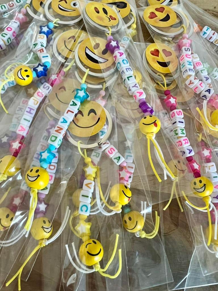 Smiley’s sleutelhangers met naam LEUK TRAKTEREN OP SCHOOL, Ophalen of Verzenden, Nieuw, Feestartikel, Verjaardag