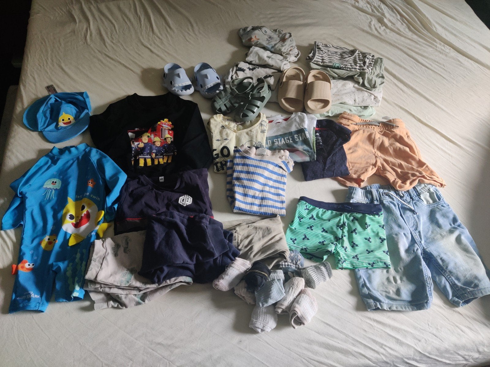 Kledingpakket jongen maat 92-104 en slippers maat 23-25, Kinderen en Baby's, Ophalen of Verzenden, Gebruikt, Maat 92