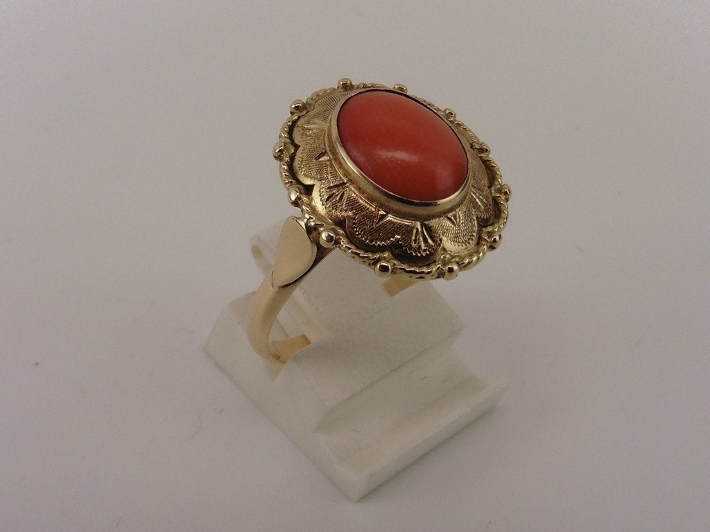 Gouden damesring met bloedkoraal                         G62, Sieraden, Tassen en Uiterlijk, 18 tot 19, Gebruikt, ., Ophalen of Verzenden