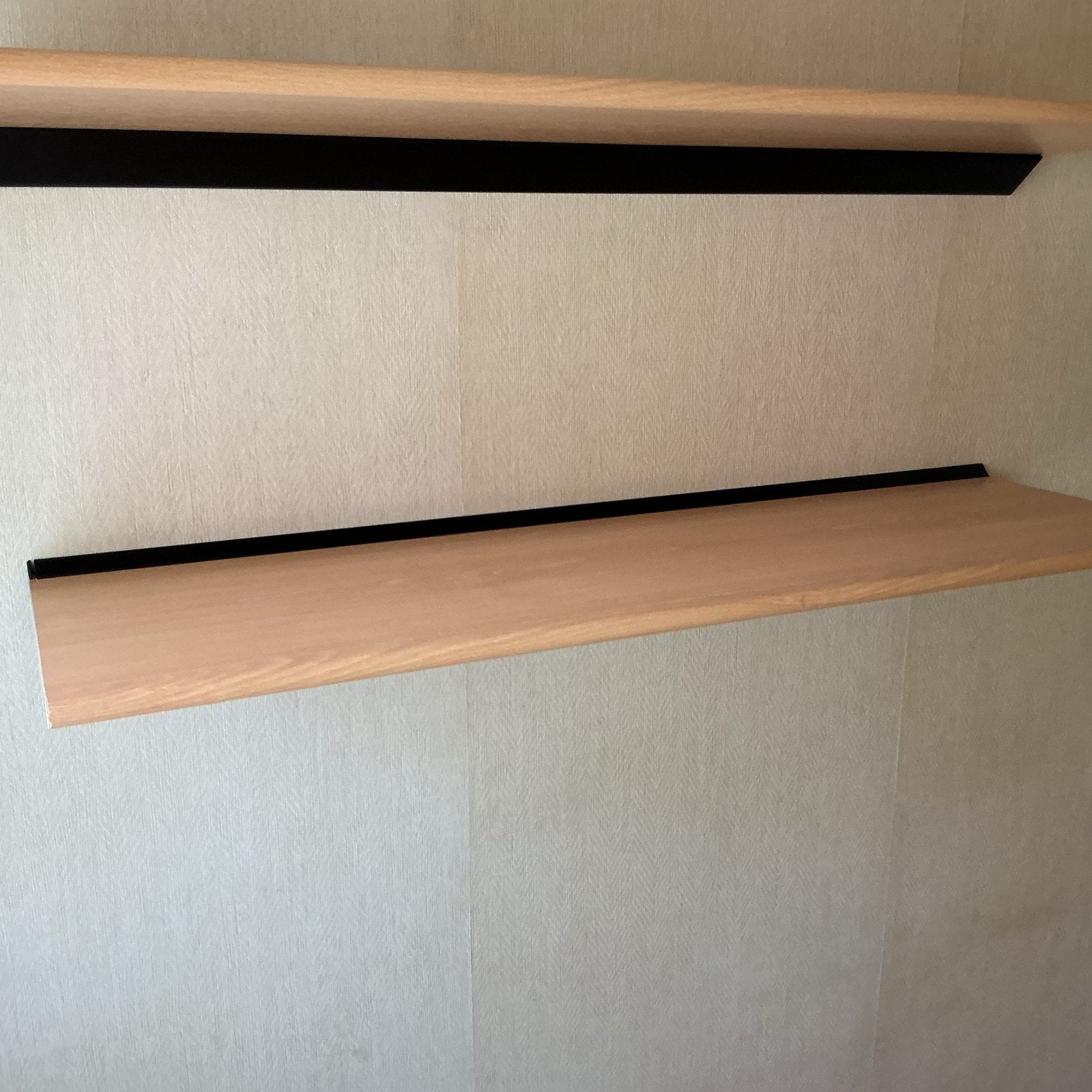 Set van 2 zwevende wandplanken - hout en zwart metaal, Ophalen, Zo goed als nieuw