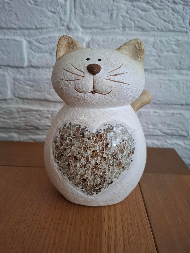 Keramieken beeld van witte kat met glasmozaïek. Hart. H 18cm, Verzamelen, Beelden en Beeldjes, Ophalen of Verzenden, Zo goed als nieuw