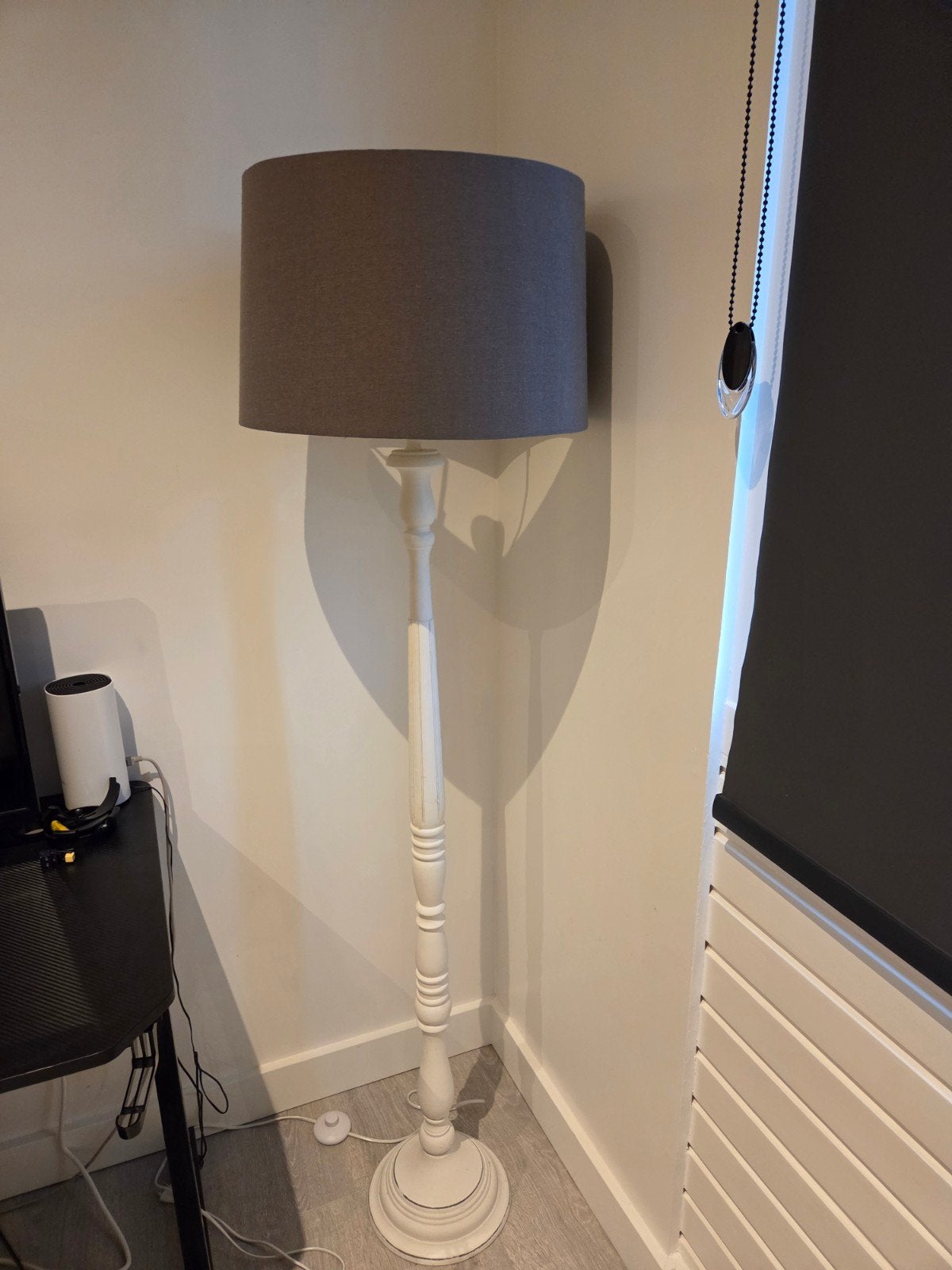 Witte houten staande lamp met grijze kap, Huis en Inrichting, Gebruikt, Ophalen of Verzenden, Stof, Klassiek, Landelijk