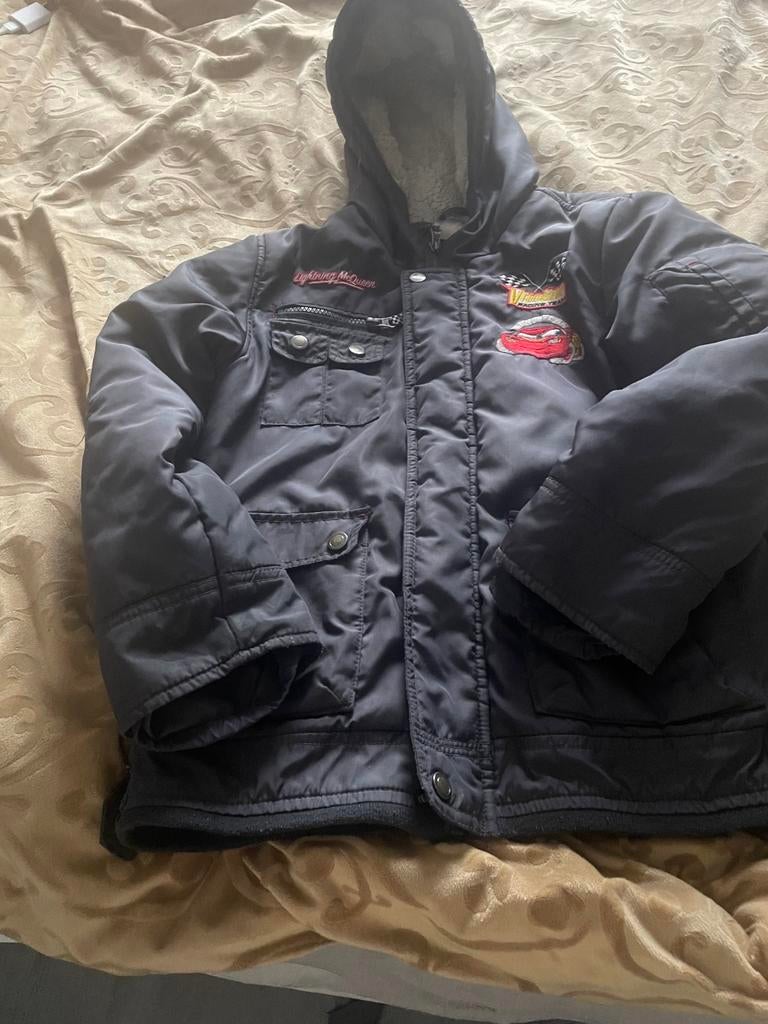 Stoere Cars winterjas met capuchon voor jongens 140, Ophalen of Verzenden, Gebruikt, Disney Cars, Jongen