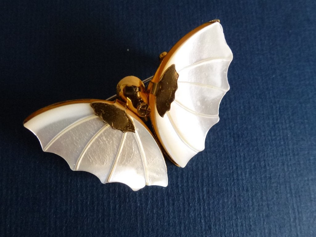 Vlinder broche goudkleurig met wit paarlemoer, Overige materialen, 4 tot 7 cm, Nieuw, Ophalen of Verzenden