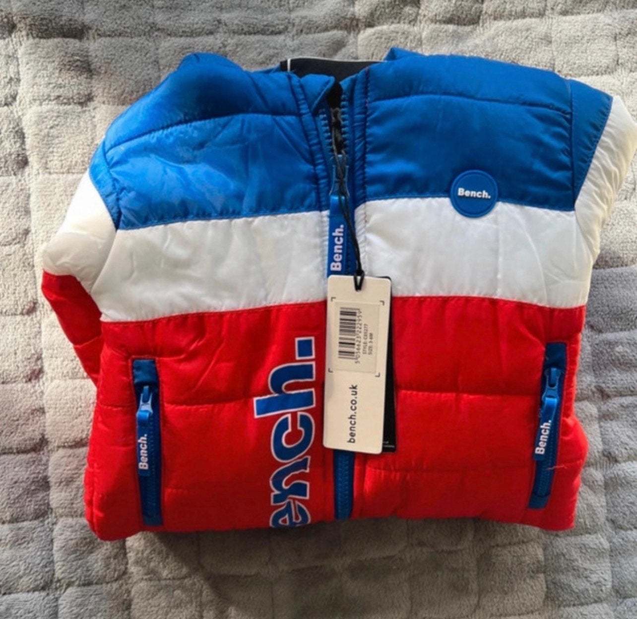 NIEUW, rood-wit-blauw sneeuw-/skipak van Bench, maat 62/68, Kinderen en Baby's, Ophalen of Verzenden, Nieuw, Jongetje of Meisje