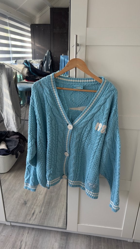Taylor Swift 1989 Cardigan | Nieuw & ongedragen, Ophalen of Verzenden, Nieuw, Maat 46/48 (XL) of groter, Blauw