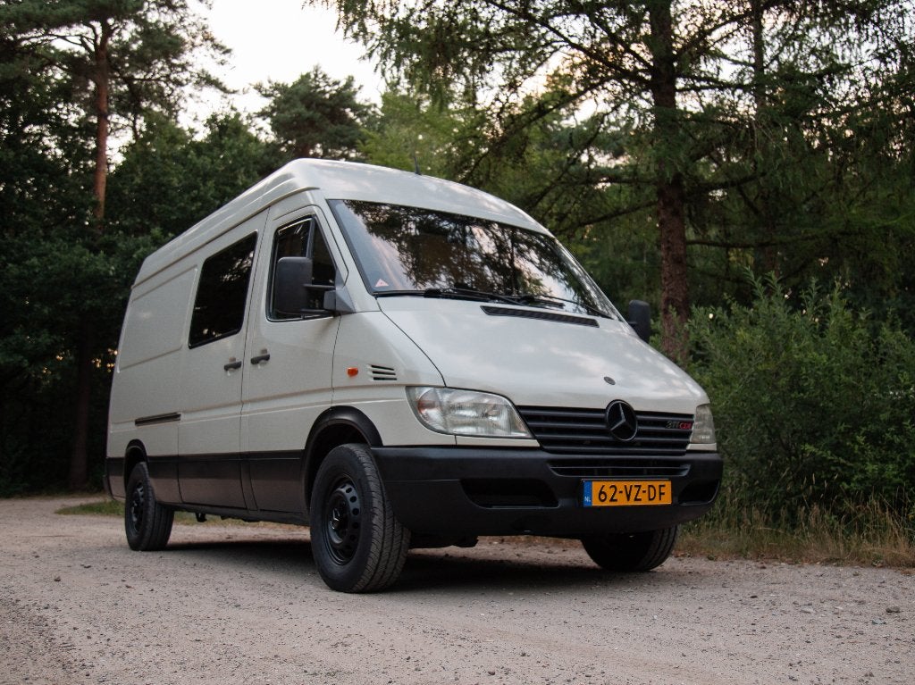 Mercedes Sprinter Camper - 2001 - Off Grid - Zelfbouw, Auto's, Bestelauto's, Automaat, Achterwielaandrijving, 4 cilinders, 2800 kg