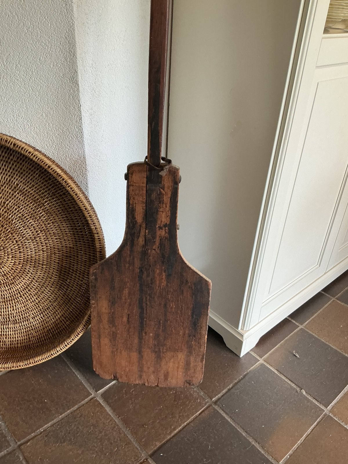 Antieke houten broodschieter uit oude bakkerij, Ophalen