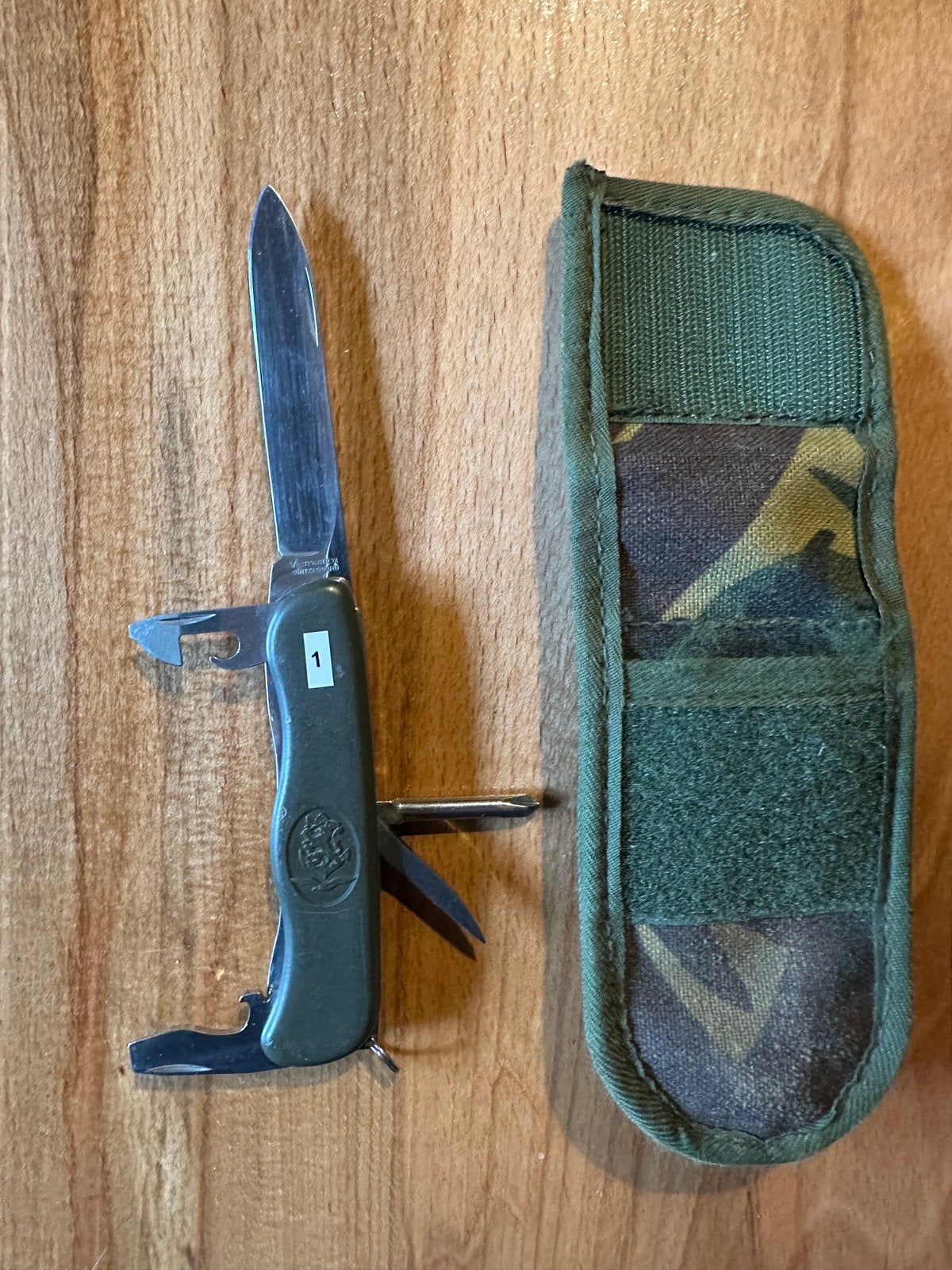 Nederlandse leger zakmes model 1993 Victorinox met tasje, Verzamelen, Ophalen of Verzenden, Landmacht, Nederland, Mes of Dolk