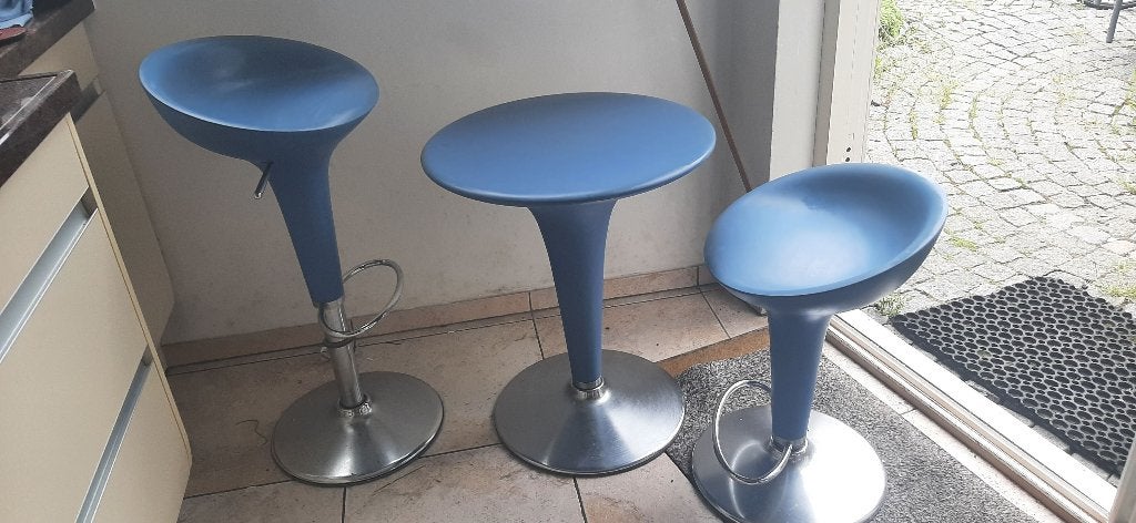 2 Magis Bombo barkrukken met 1x tafeltje IZGST, Huis en Inrichting, Barkrukken, Ophalen, 60 tot 90 cm, Zo goed als nieuw, In hoogte verstelbaar