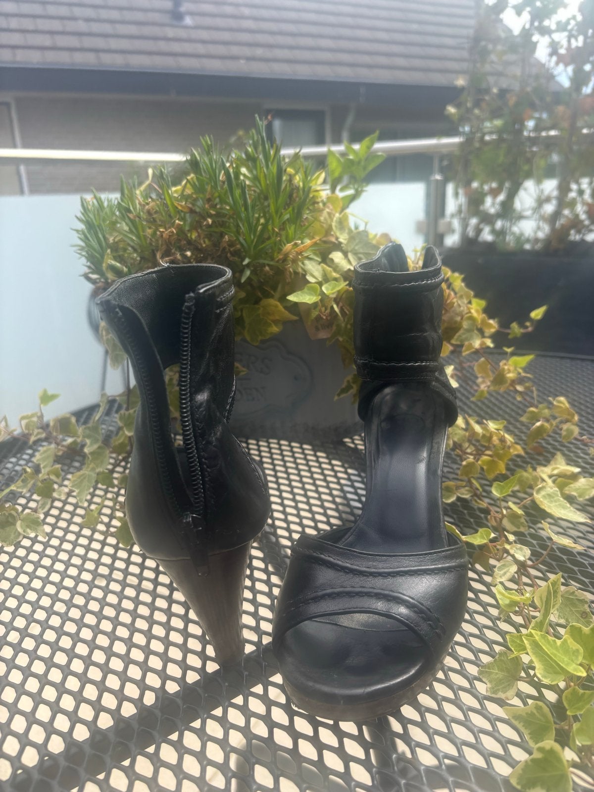 Manfield peeptoe sandalen, Ophalen of Verzenden, Gedragen, Zwart, Pumps