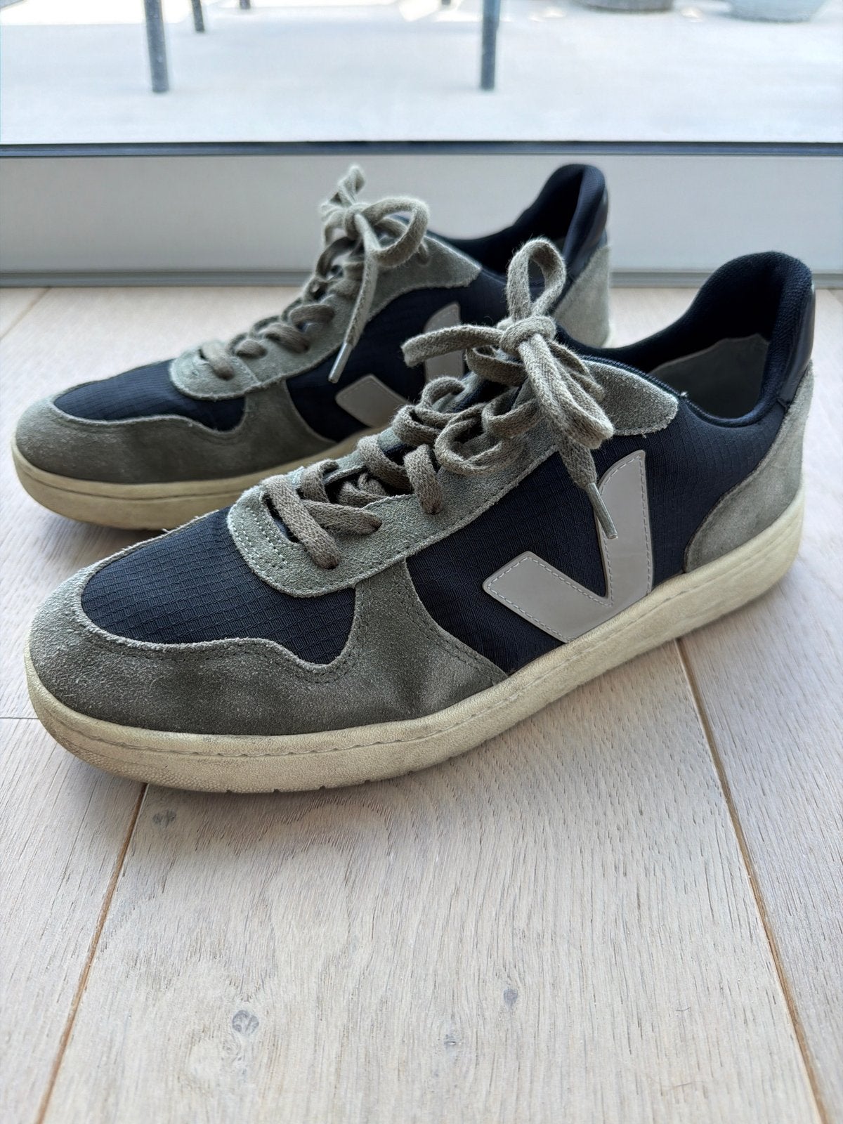 Veja V-10 sneakers, maat 43, zwart/grijsgroen, Kleding | Heren, Schoenen, Ophalen of Verzenden, Gedragen, Zwart, Sneakers of Gympen
