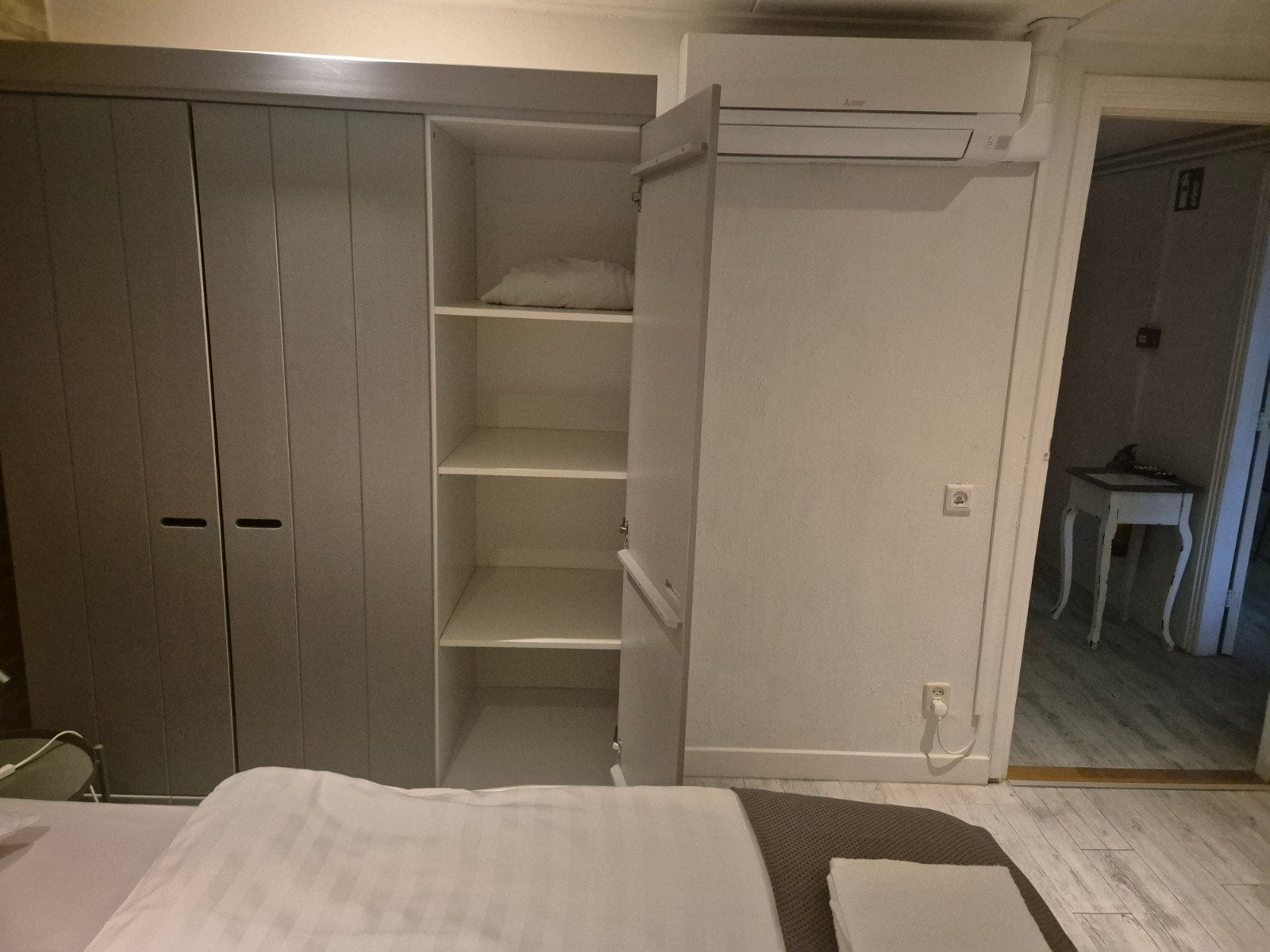 Grijze kledingkast met lades en hangruimte, Met deur(en), Gebruikt, 100 tot 150 cm, Ophalen of Verzenden