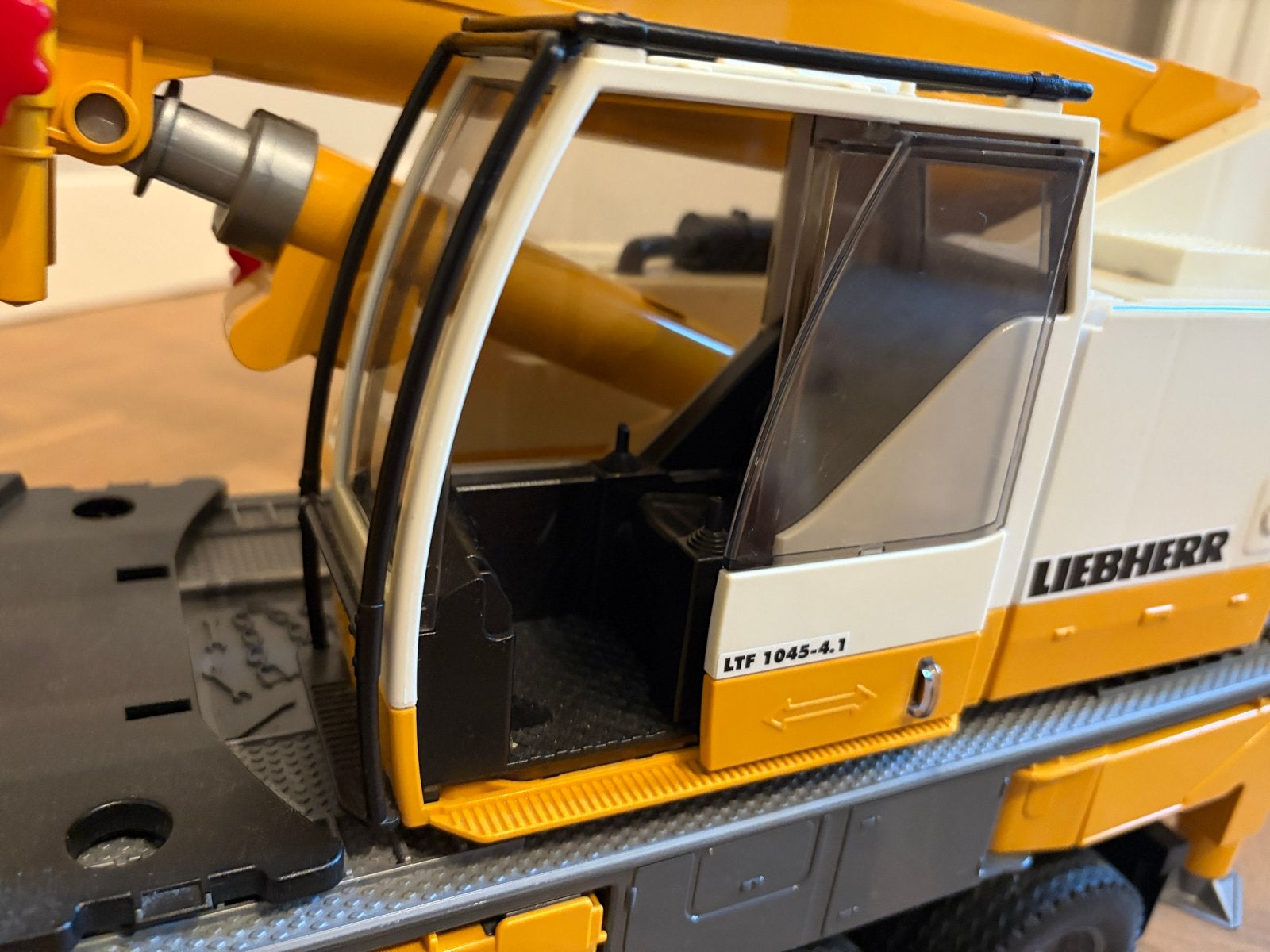 Bruder Scania Super 560R Vrachtwagen met Liebherr Hijskraan, Kinderen en Baby's, Speelgoed | Speelgoedvoertuigen, Ophalen, Zo goed als nieuw