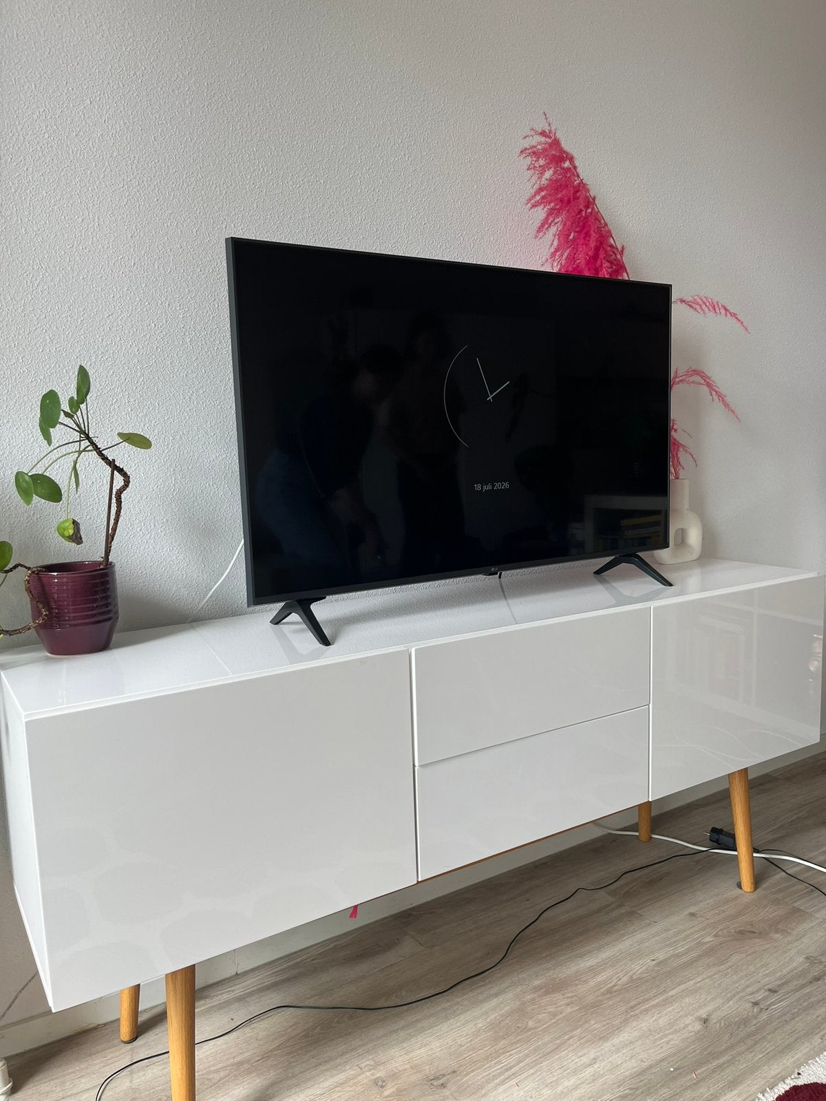 TV meubel Zuiver, Ophalen, Kunststof, Gebruikt, 150 tot 200 cm