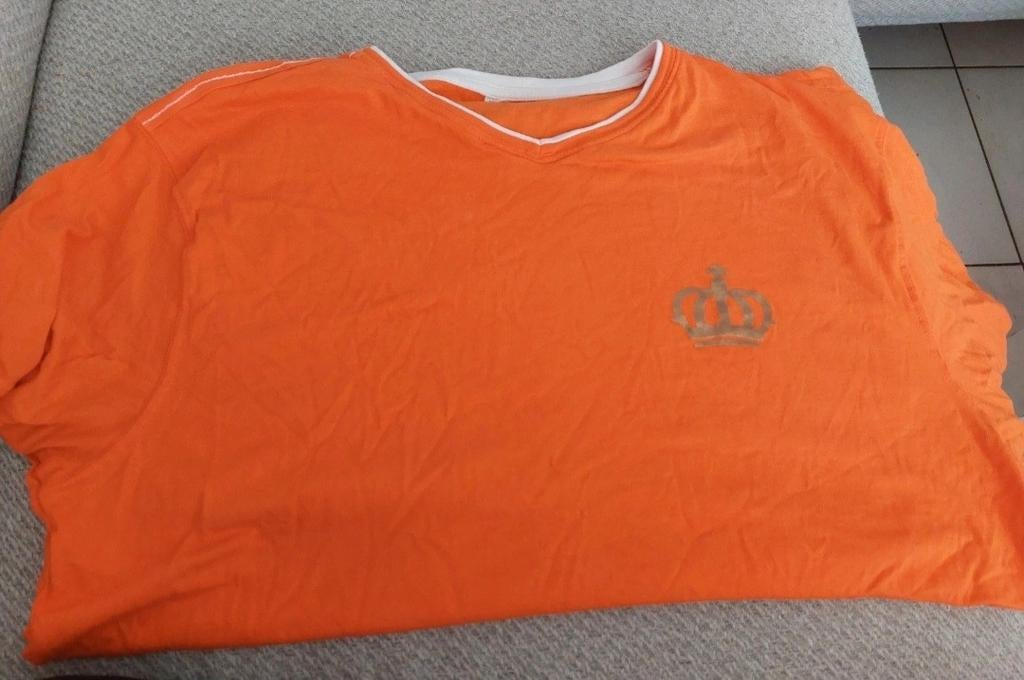 Oranje T-shirt met V-hals en kroonprint - Maat XXL, Kleding | Heren, T-shirts, Onbekend, Maat 56/58 (XL), Oranje, Ophalen of Verzenden