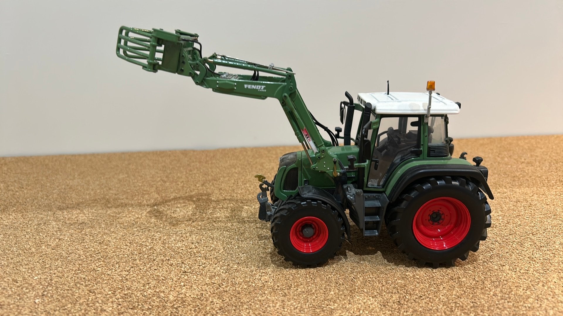 Fendt 415 met voorlader en balenklem 1:32, Ophalen of Verzenden, Zo goed als nieuw, Tractor of Landbouw, Overige merken