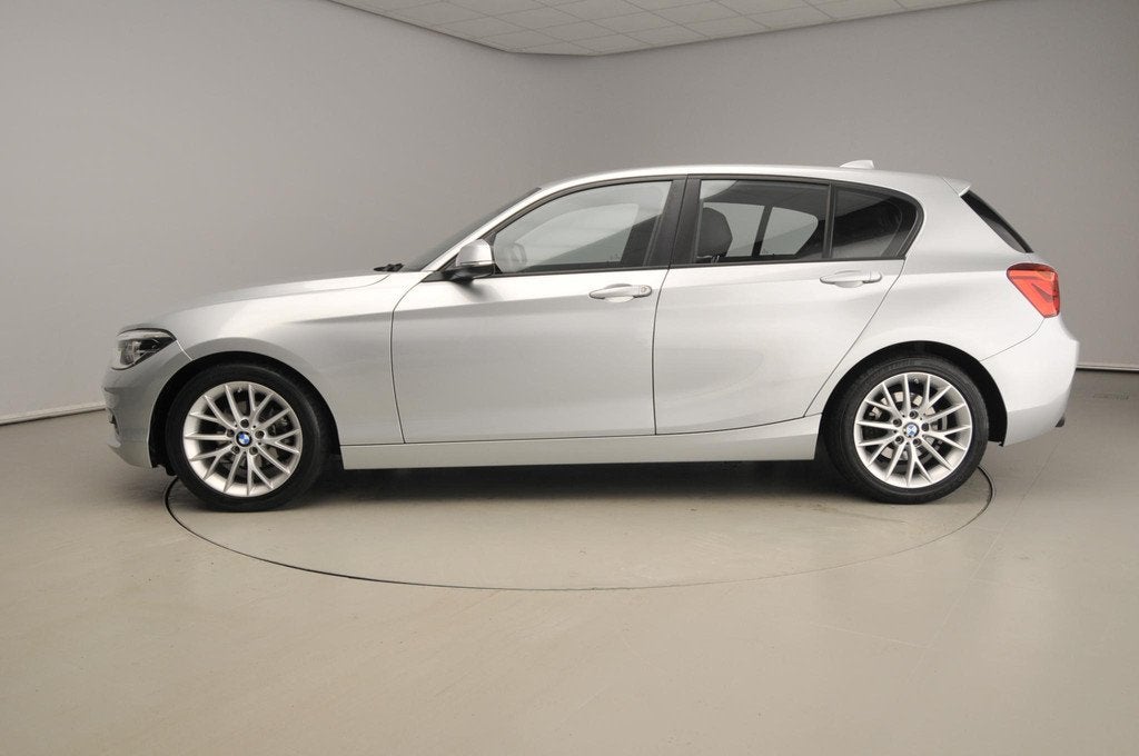 BMW 1 Serie 5-deurs 118i Automaat / Sportline / Trekhaak / C, Auto's, Gebruikt, Bedrijf, 650 kg, 3 cilinders