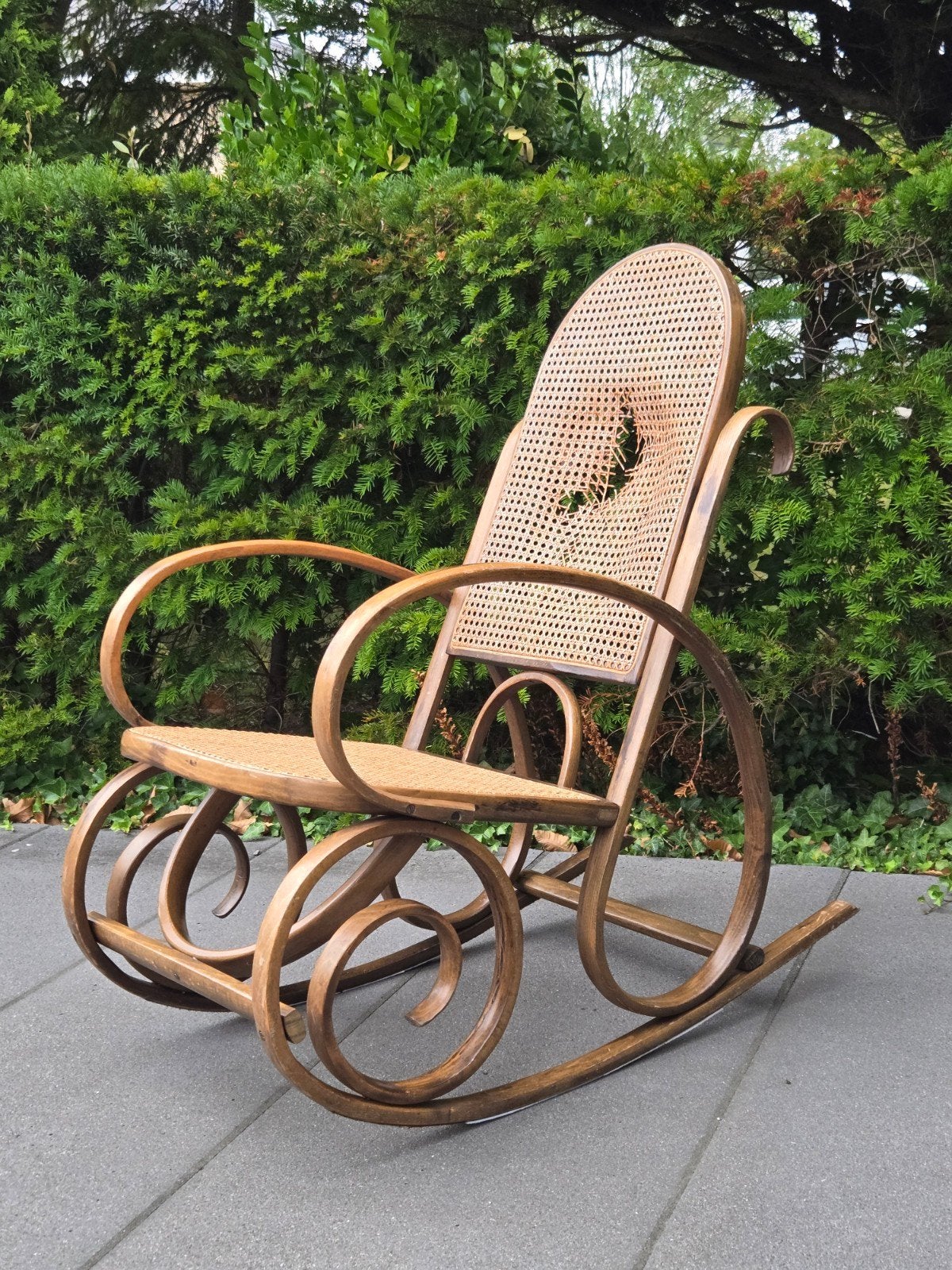 Antieke Thonet schommelstoel met rieten zitting en rugleunin, Ophalen of Verzenden