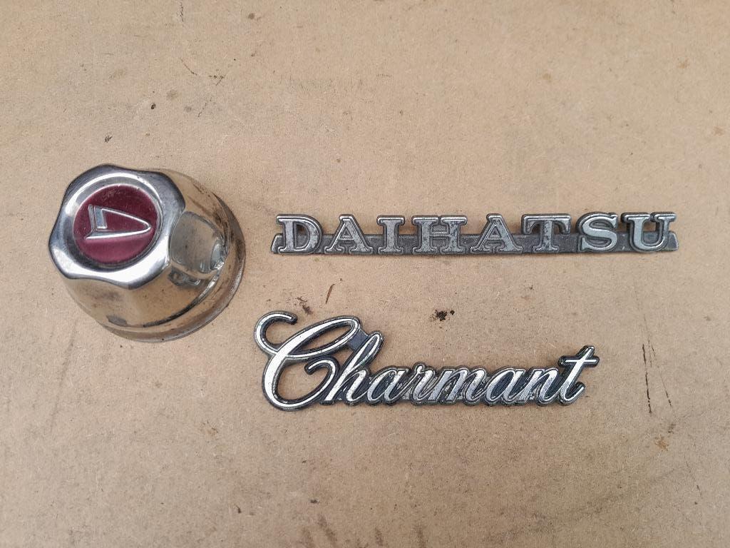 DAIHATSU CHARMANT Logo/Embleem Set + Daihatsu Naafdop, Verzenden