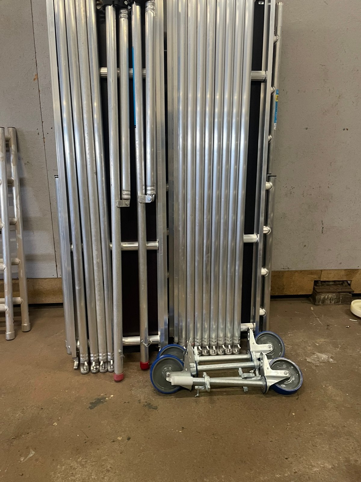 Euroscaffold rolsteiger 8,2 meter Werkhoogte, Ophalen, Zo goed als nieuw, Rolsteiger of Kamersteiger, 5 meter of hoger