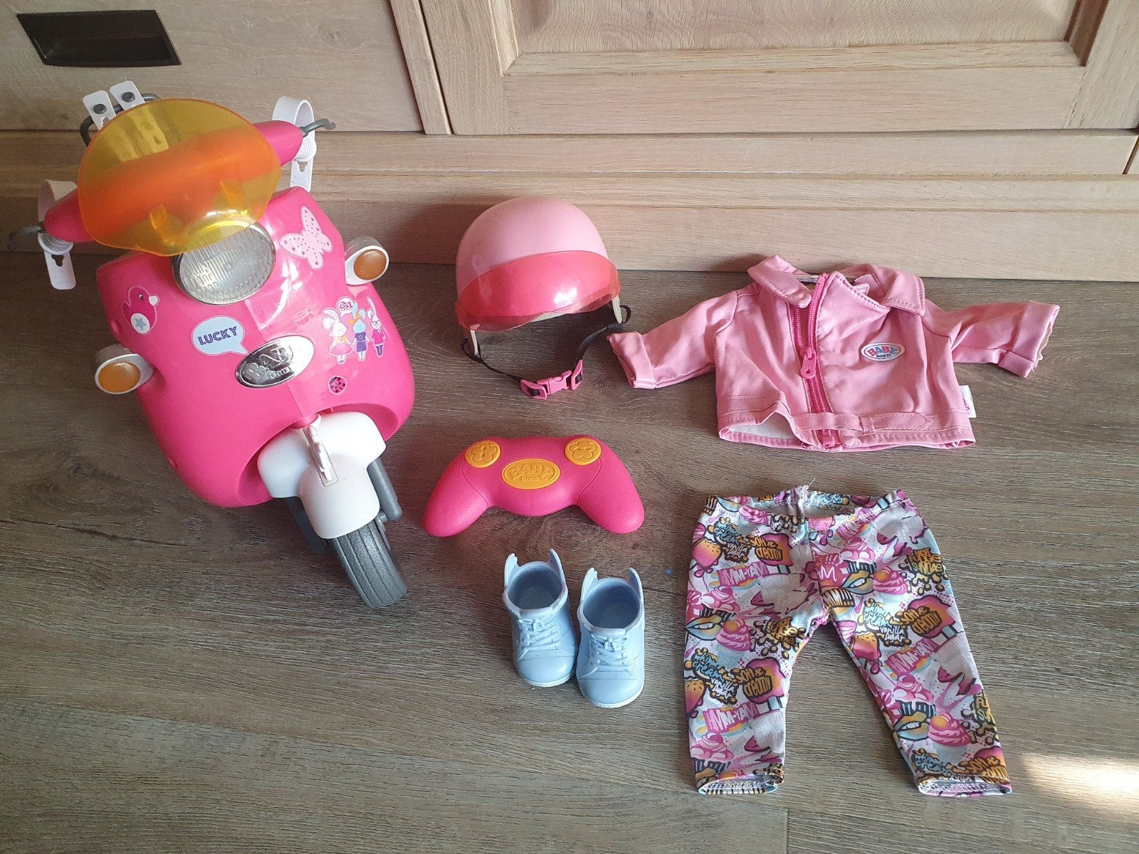 Baby Born scooter met afstandsbediening, helm en outfit, Ophalen of Verzenden, Gebruikt, Babypop