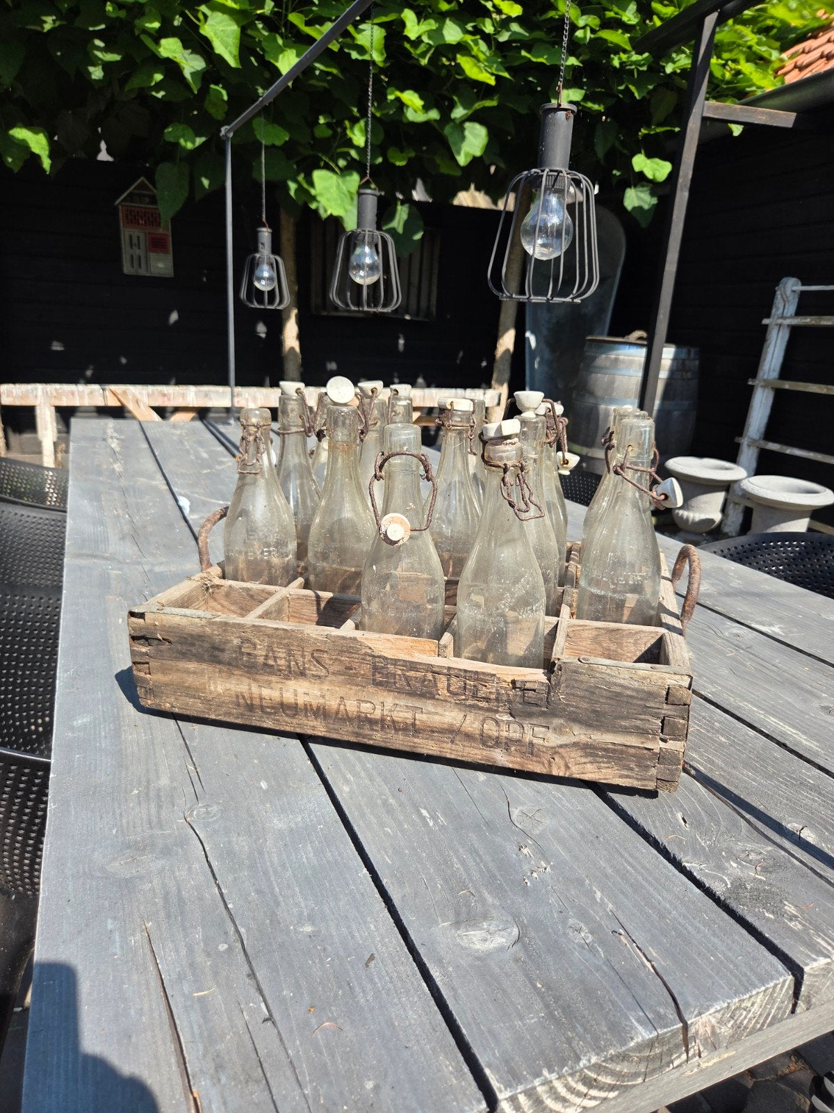Vintage houten krat met 12 beugelflessen, Ophalen