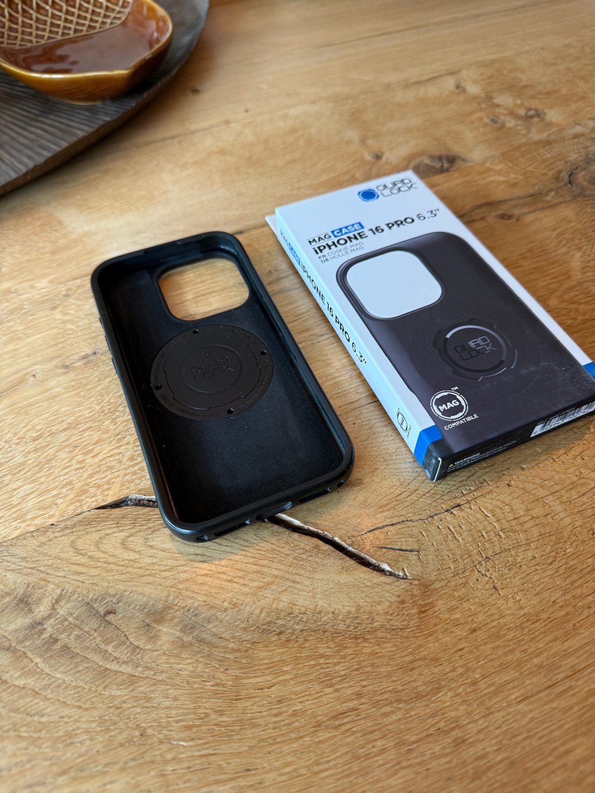 Quad Lock Mag Case voor iPhone 16 Pro 6.3", IPhone 16 Pro, Zwart, Draadloos opladen, Frontje of Cover