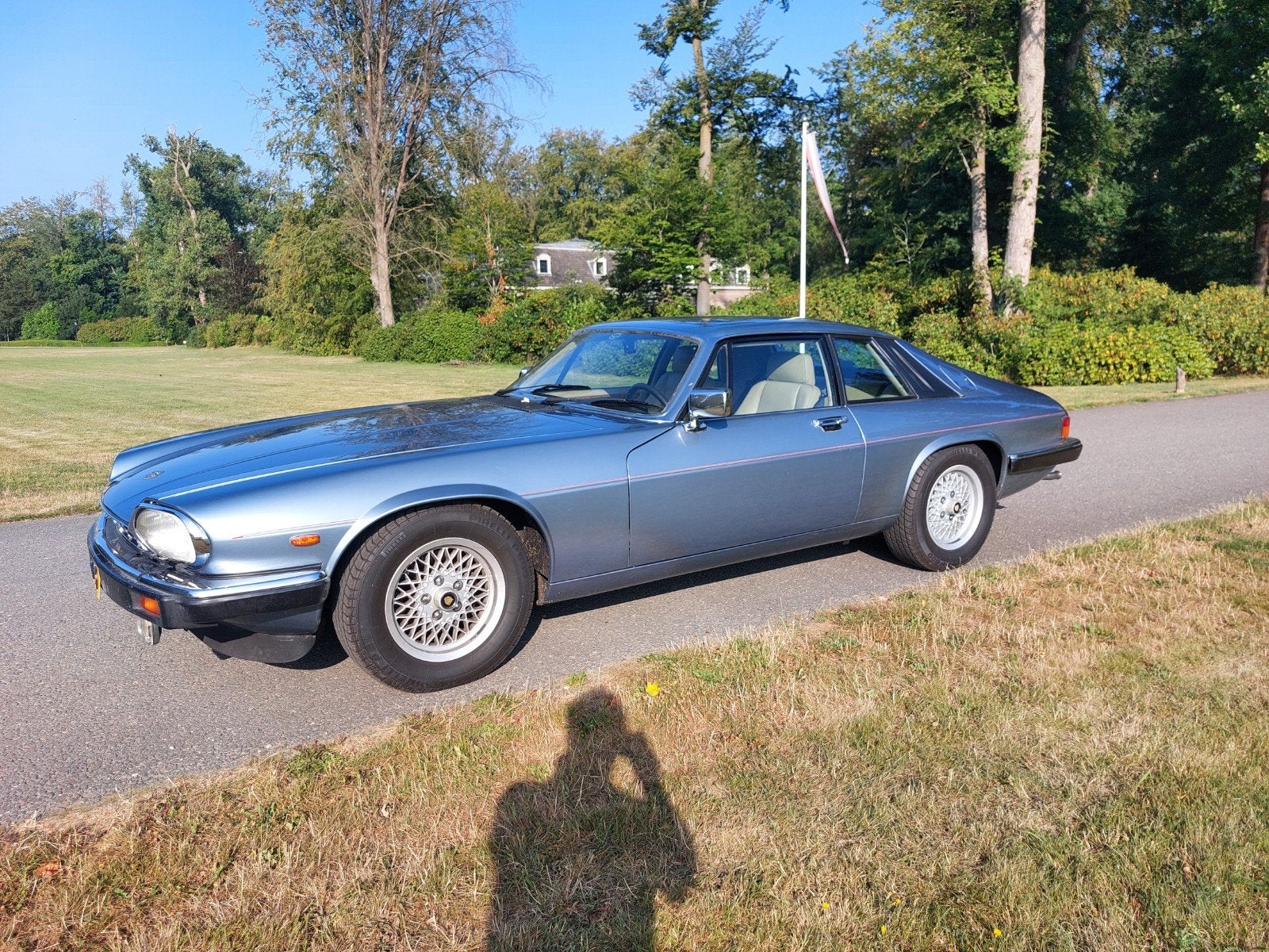 Jaguar XJS 5.3 V12 AUT  Origineel Nieuw NL geleverd 06/1988, Auto's, Jaguar, Automaat, Beige, 12 cilinders, Blauw
