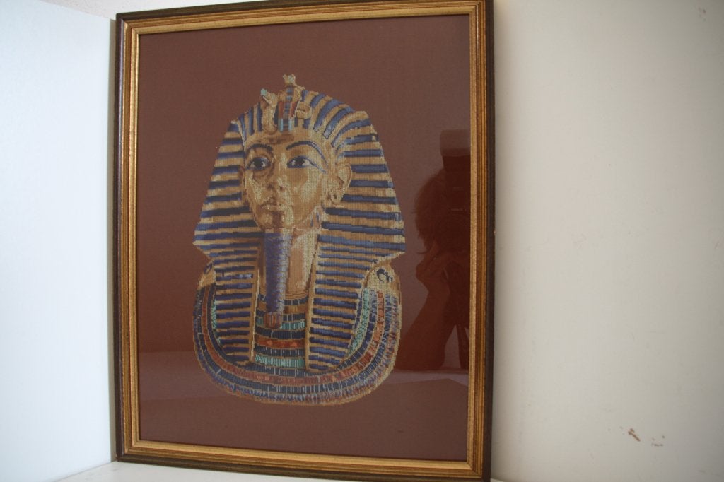 Toetanchamon geborduurd op linnen in goudkleurige lijst., Antiek en Kunst, Kunst | Schilderijen | Klassiek, Portret of Personen