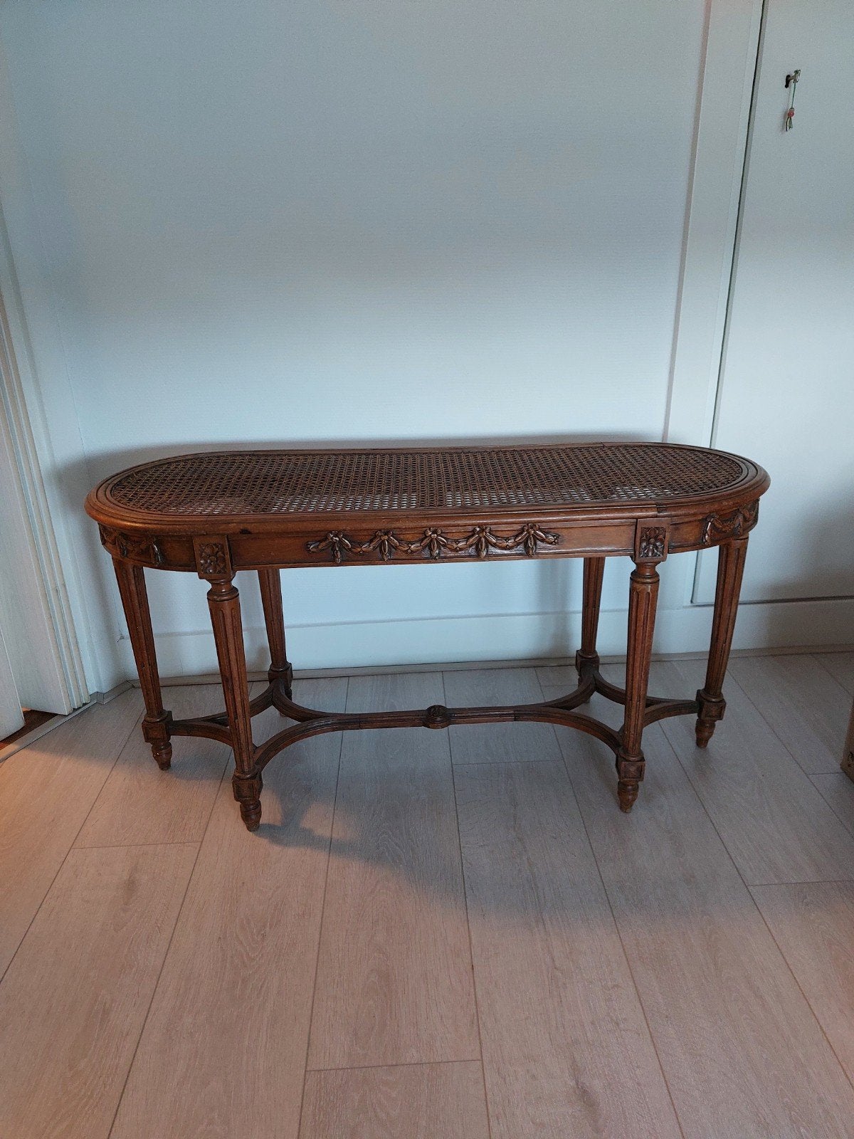 Antieke houten console tafel met rotan blad, Ophalen