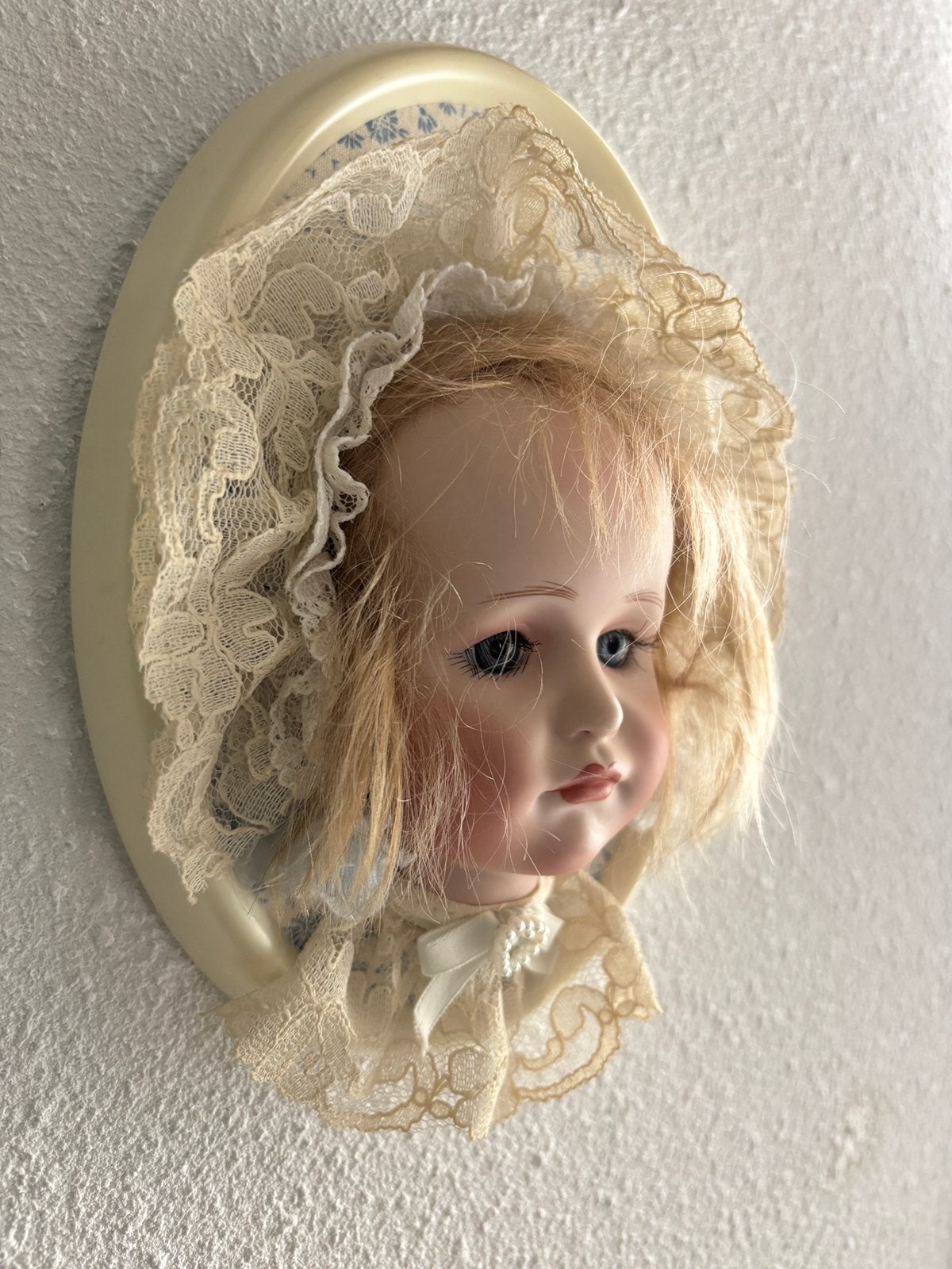 Mooi porseleinen poppenhoofdje in ovaal ophanglijstje, Ophalen of Verzenden, Gebruikt, Pop
