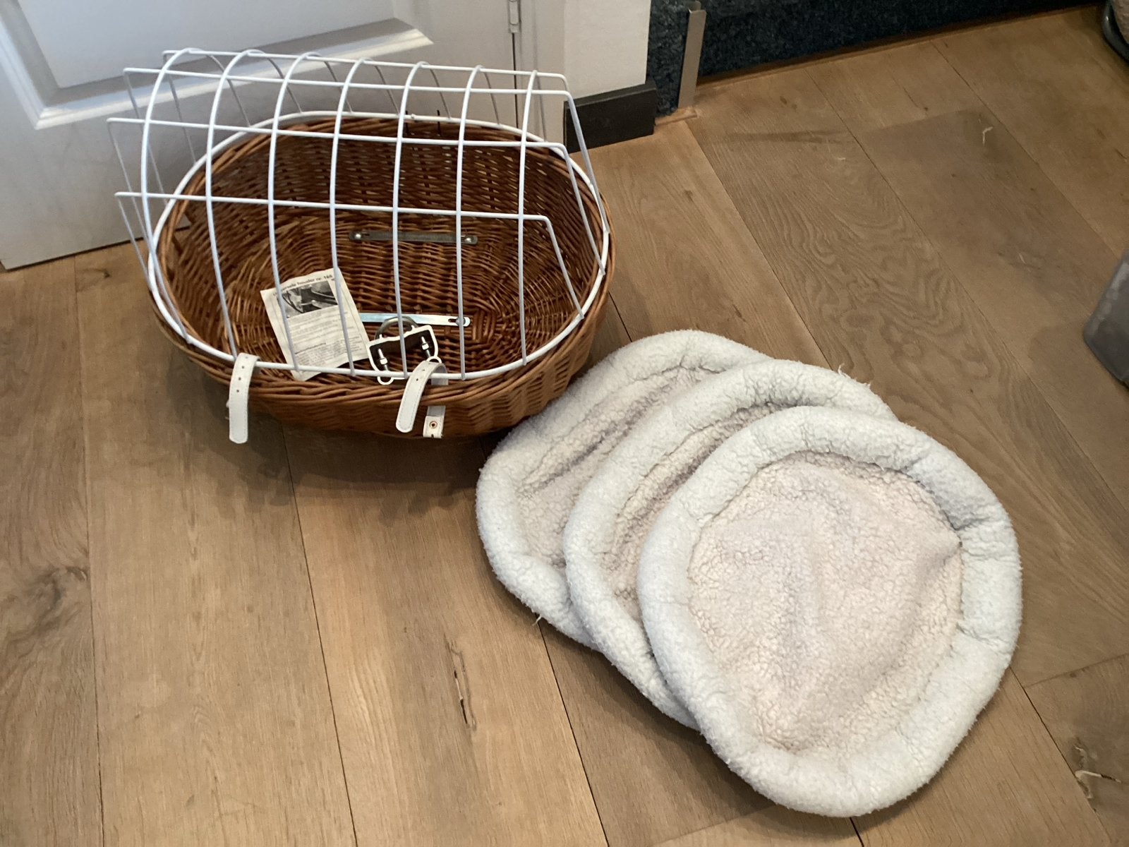 Nieuwe fietsmand hond/kat met universele houder + 3 dekjes, Fietsen en Brommers, Fietsaccessoires | Fietsmanden, Ophalen of Verzenden