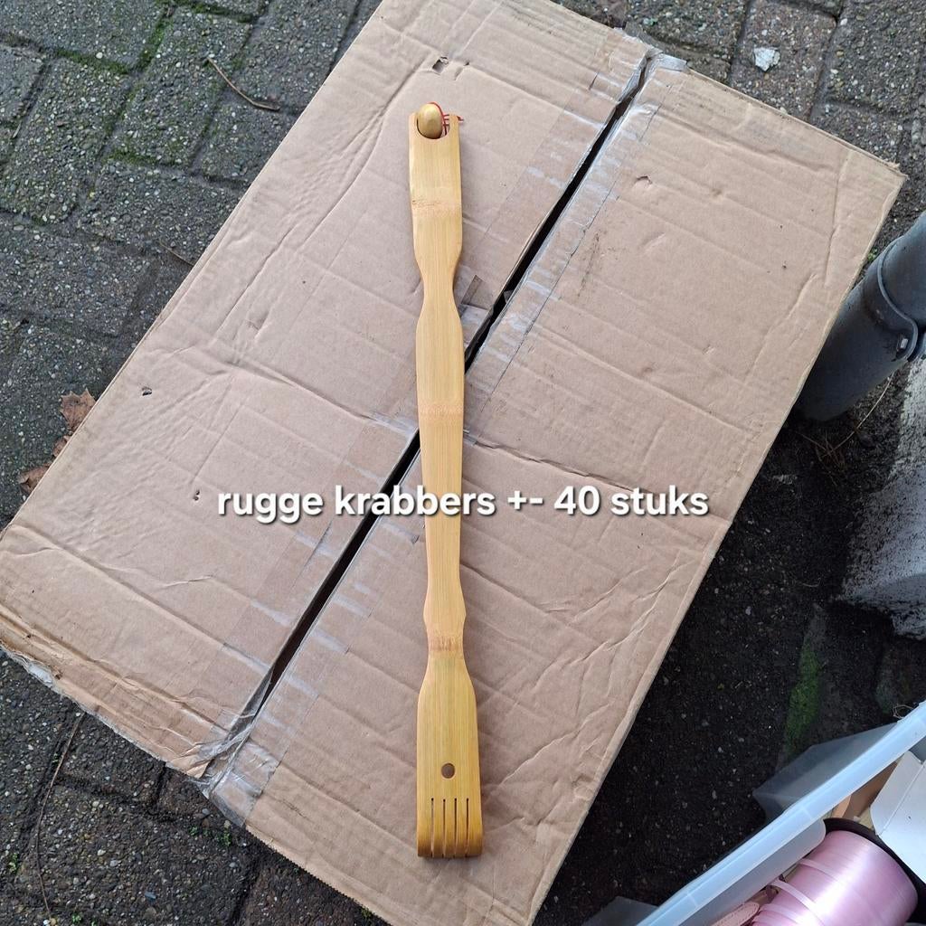 Ruggekrabber van hout, Ophalen