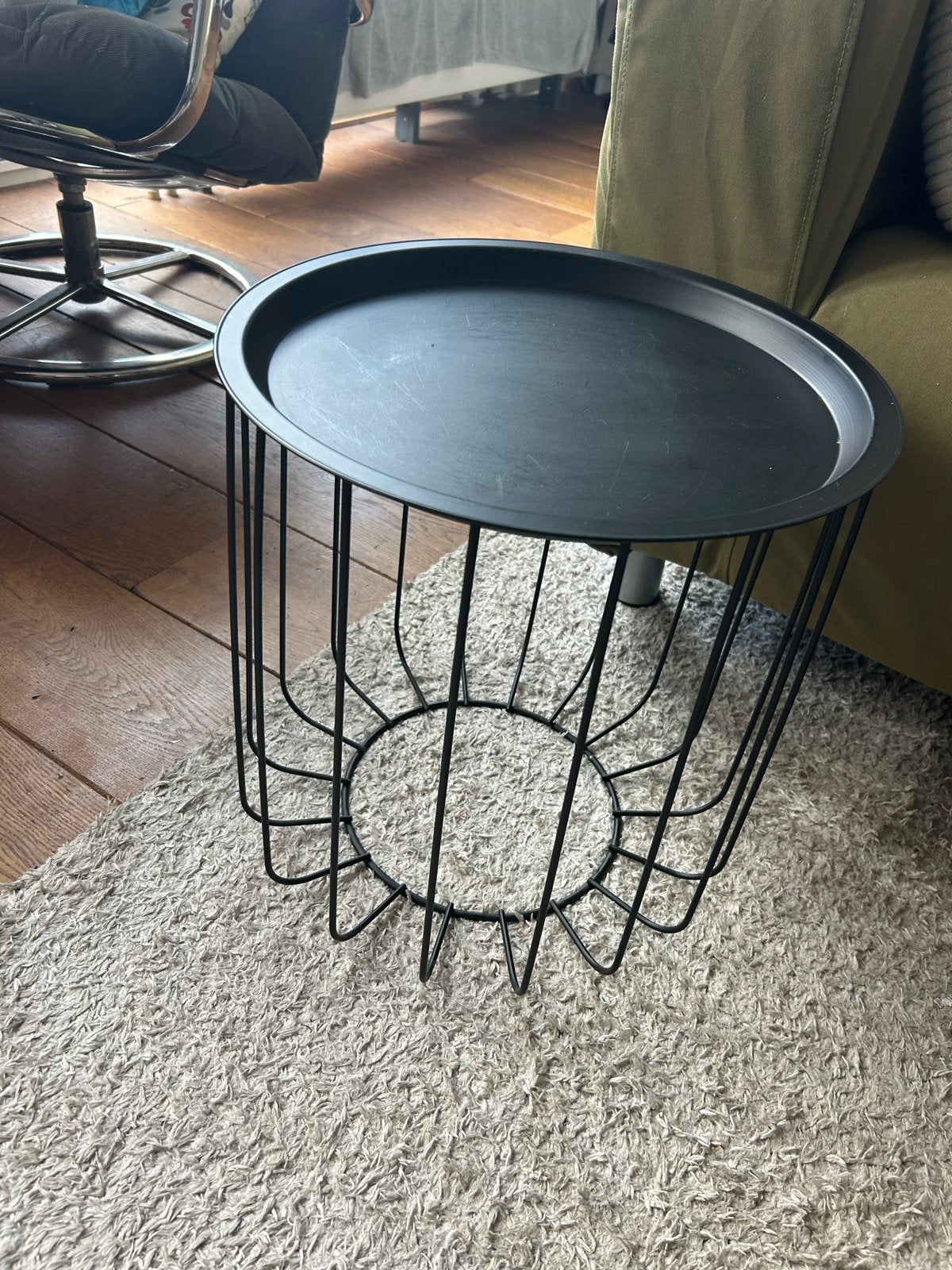 Zwarte bijzettafel met opbergruimte - zwart metaal, Huis en Inrichting, Minder dan 55 cm, Metaal of Aluminium, Rond, Zo goed als nieuw