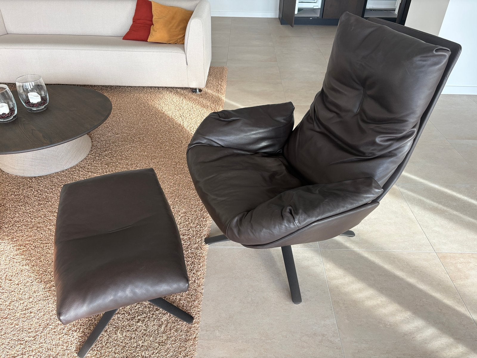Cordia COR Lounge draaifauteuil + poef in bruin leder, Ophalen, Modern design, 75 tot 100 cm, Zo goed als nieuw