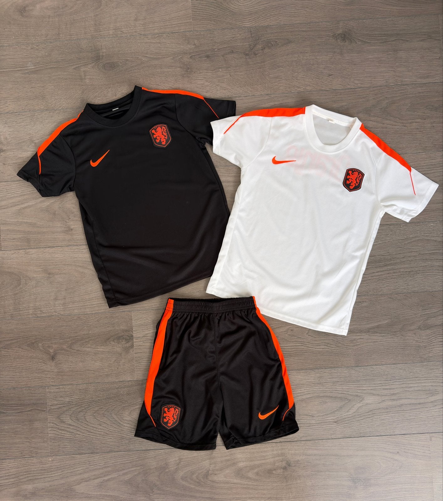 Nederlands Elftal Oranje training tenue kids maat 24 / 134, Ophalen of Verzenden, Zo goed als nieuw, Jongen of Meisje, Sport- of Zwemkleding