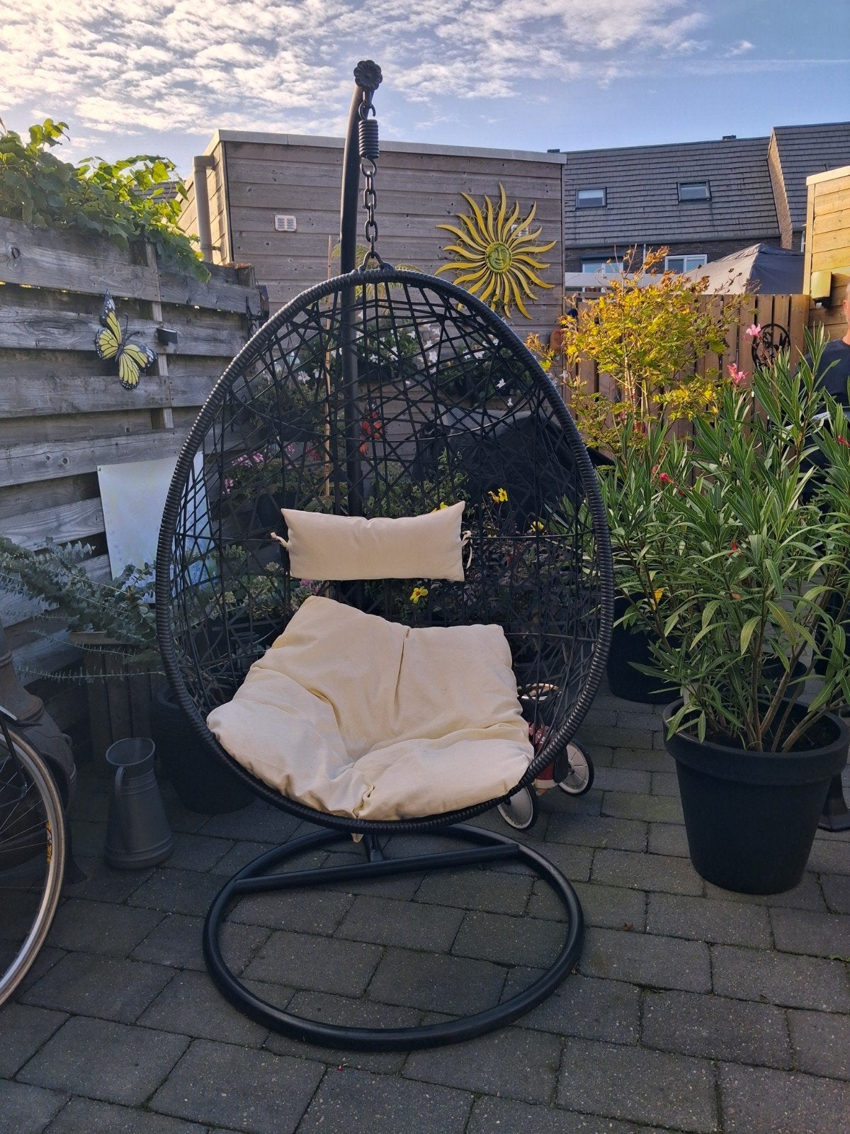 Comfortabele hangstoel met standaard en kussen, Tuin en Terras, Ophalen, Zo goed als nieuw, Wicker