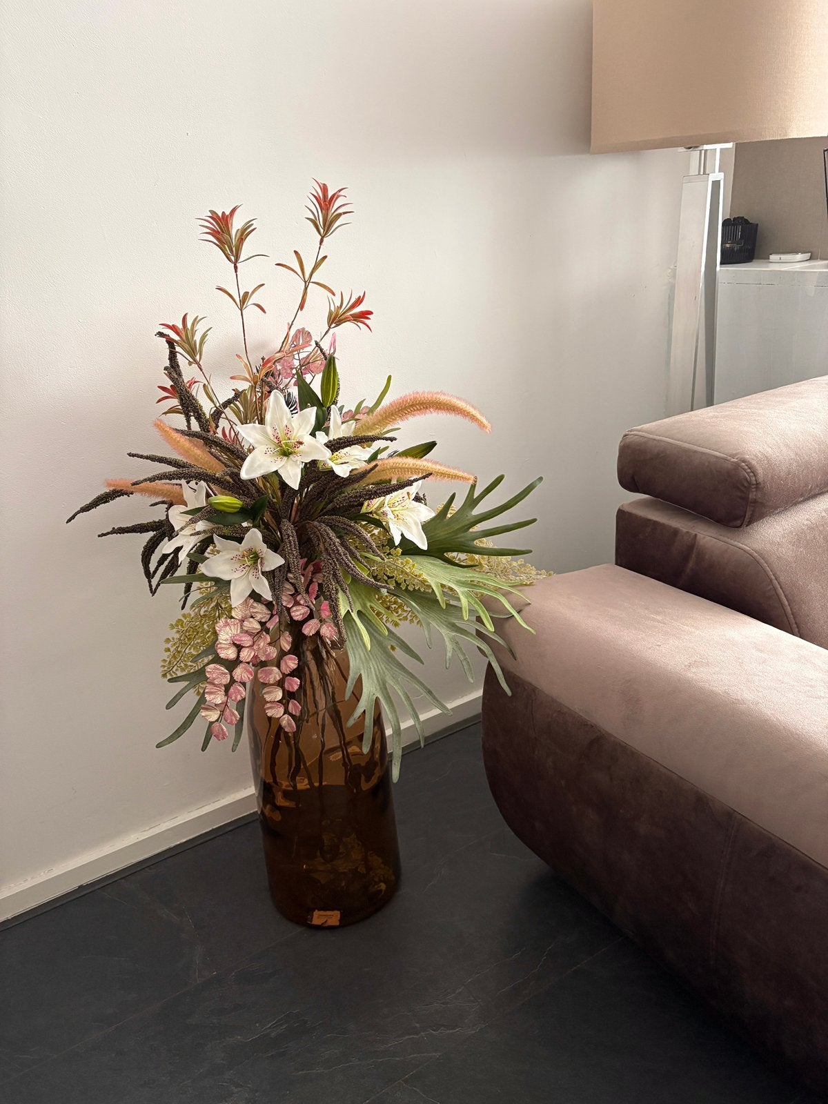 Luxe zijden bloemstuk met hoge designvaas /eye catcher, Huis en Inrichting, Ophalen, Zo goed als nieuw, Overige kleuren, Glas